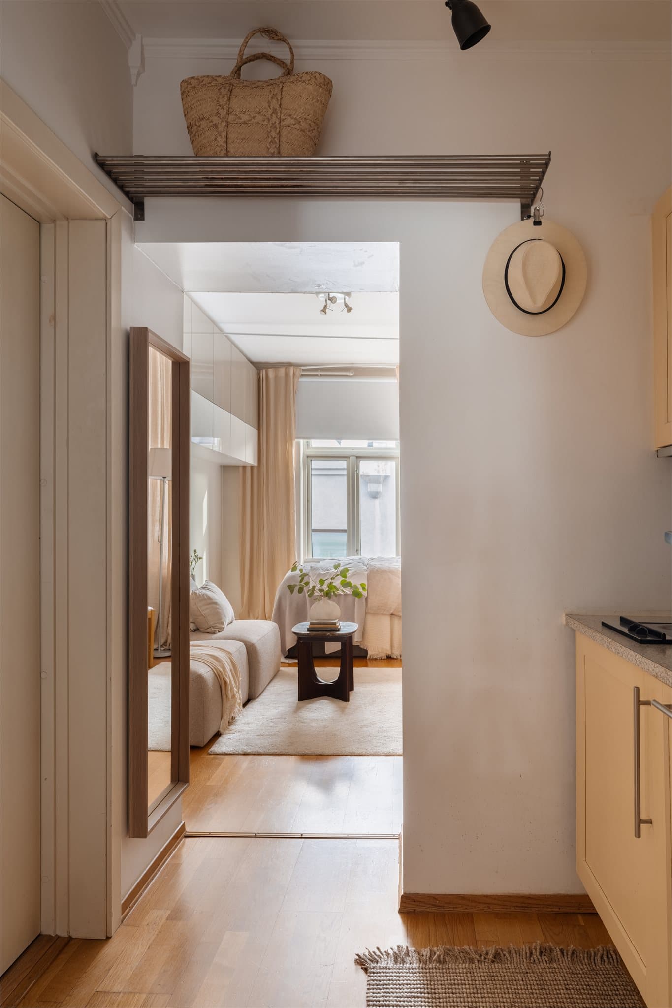 Entréen har en praktisk hattehylle og kombinerte kjøkken- og oppholdsrom.