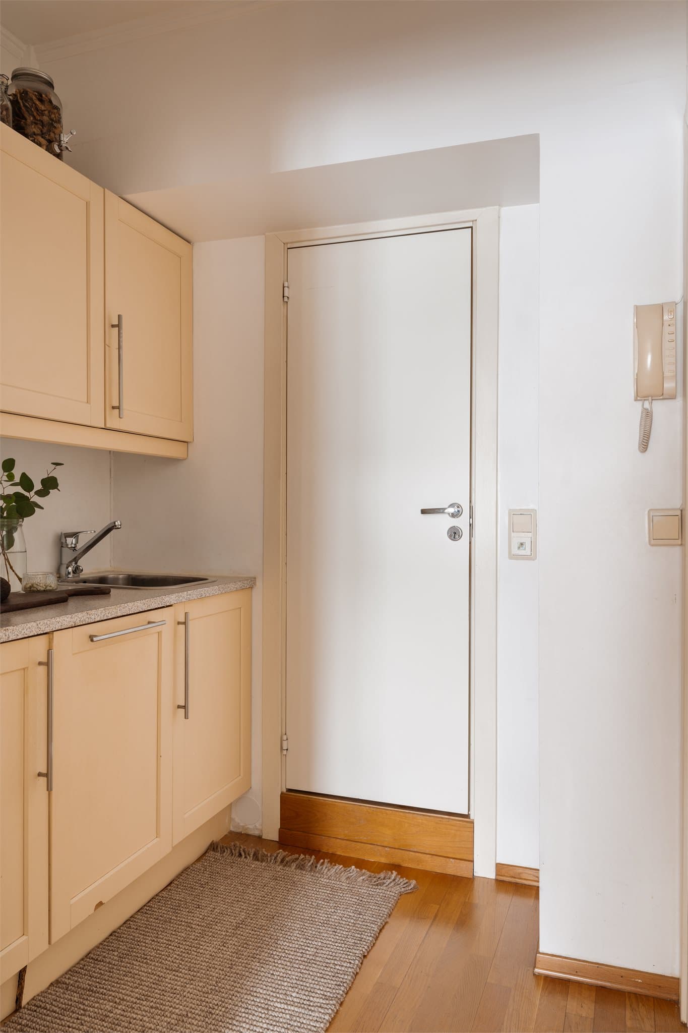 Inngangspartiet har brann- og lydklassifisert dør og dørcalling for enkel adkomstkontroll.