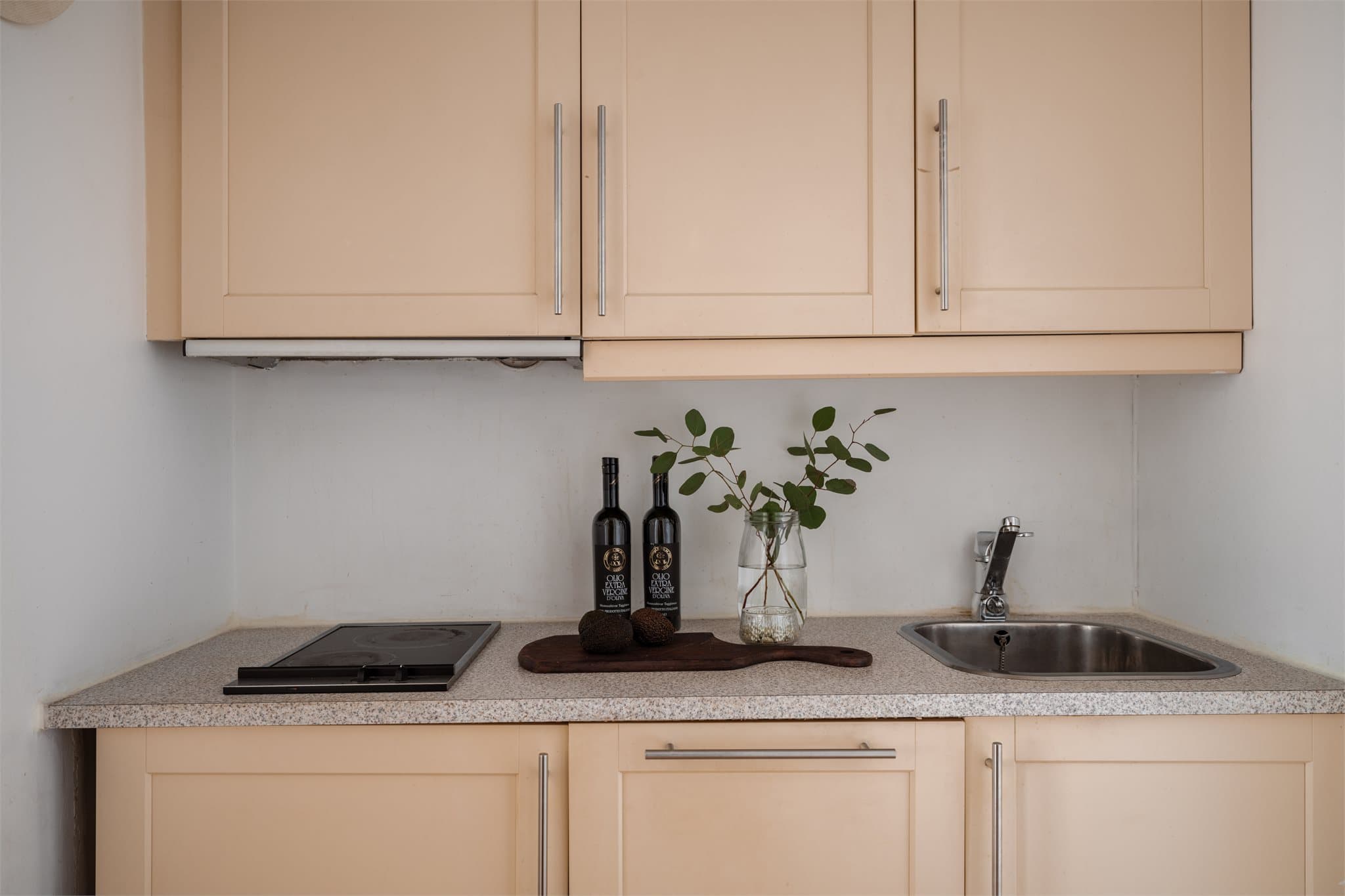 Kjøkkeninnredning fra 2004 med profilerte fronter, laminatbenkeplate og integrert platetopp. Ventilator med kullfilter.