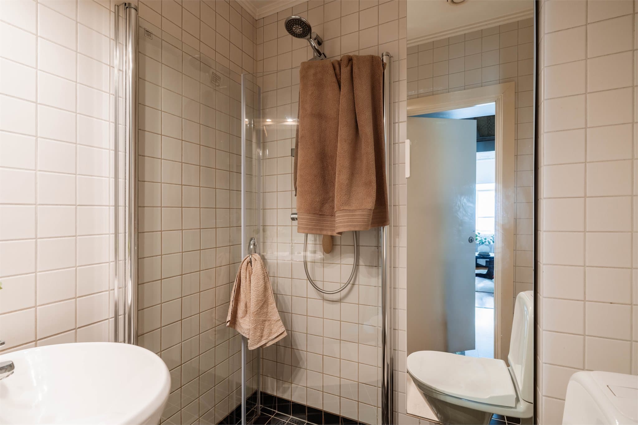 Badet har varmekabler i gulvet og nye dusjdører montert i 2024.