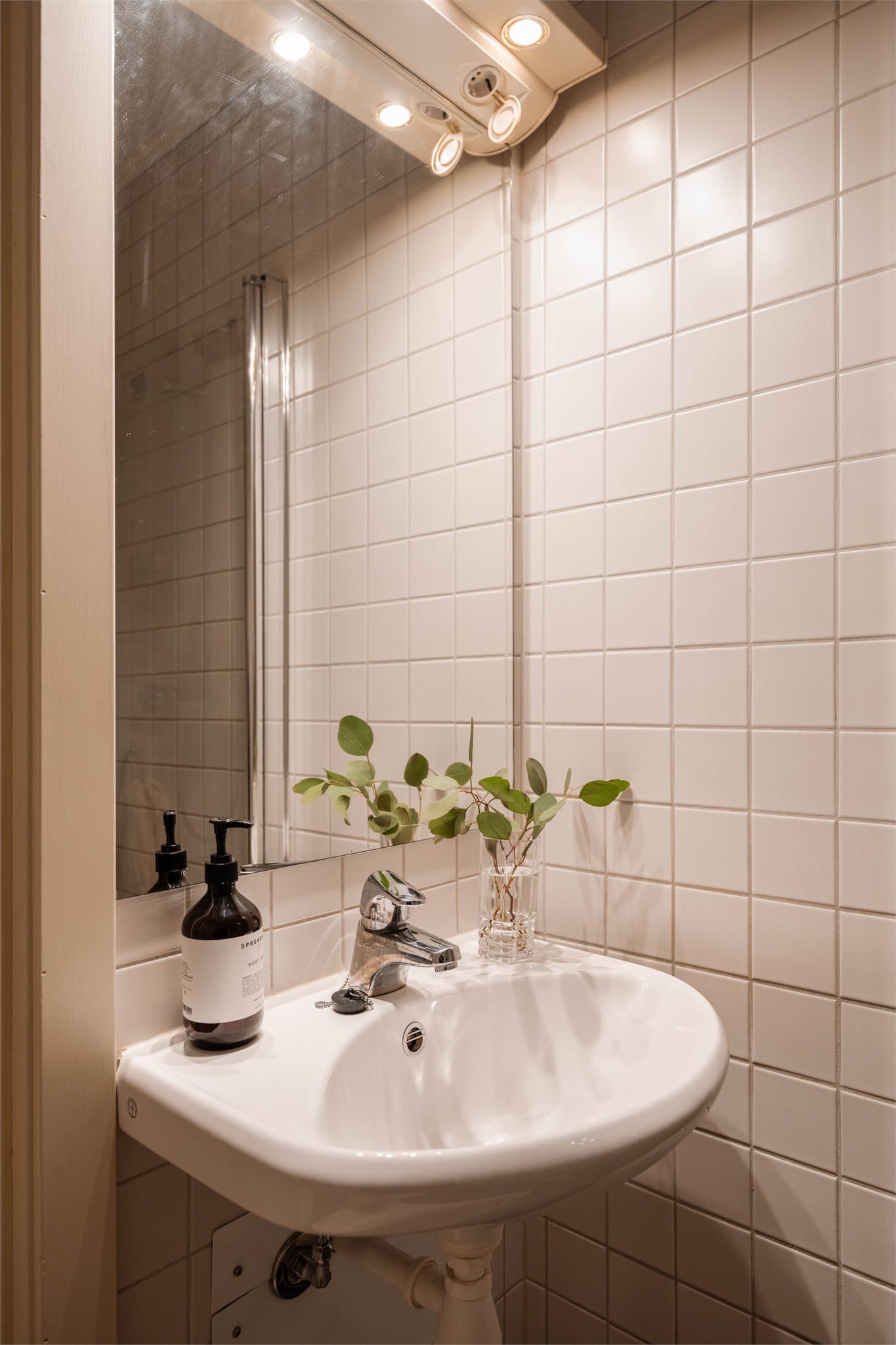 Flislagt bad med servant og klosett. Gulvflisene ble skiftet i 2024. Rommet har mekanisk avtrekk.