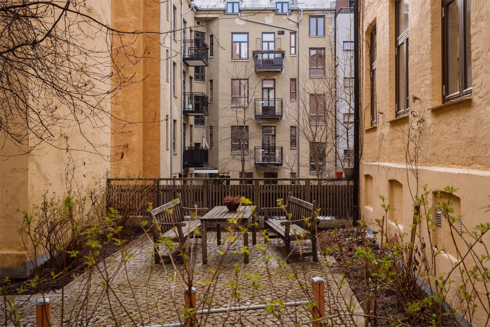 Borettslaget har en hyggelig, felles gårdsplass som er skjermet fra byens larm.