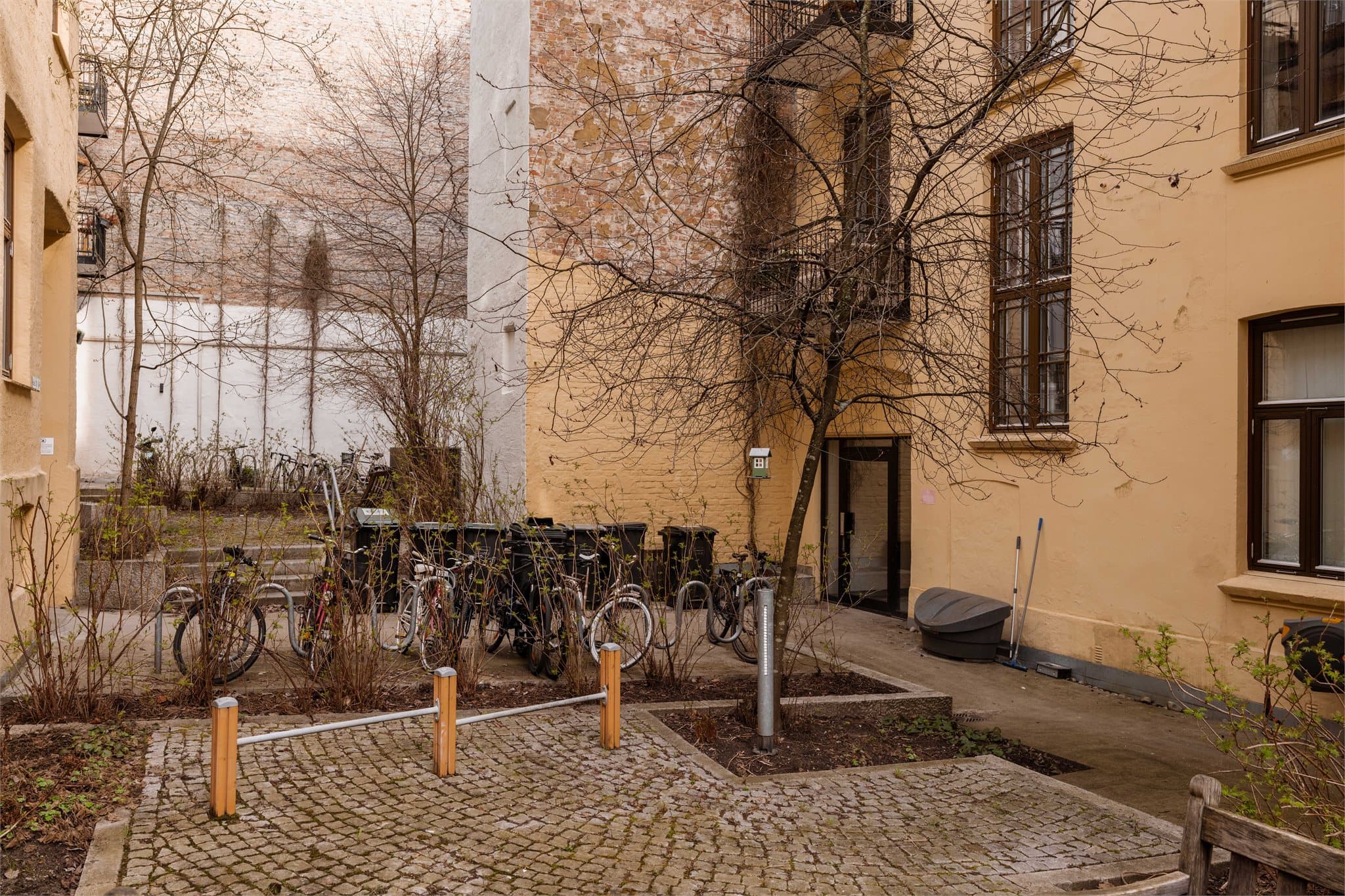 I bakgården er det avsatt plass til sykkelparkering.
