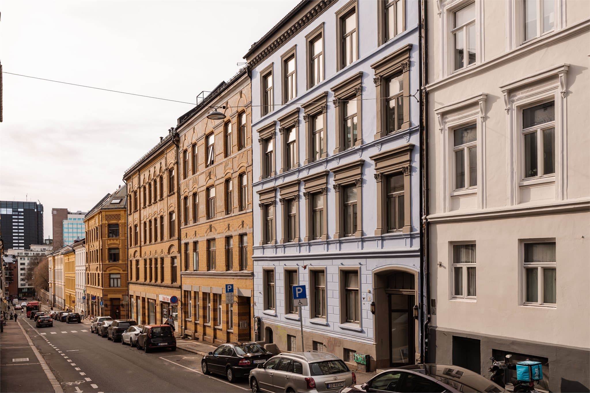 Offentlig kommunikasjon er lett tilgjengelig, med bussholdeplass for linje 37 kun to minutters gange unna.