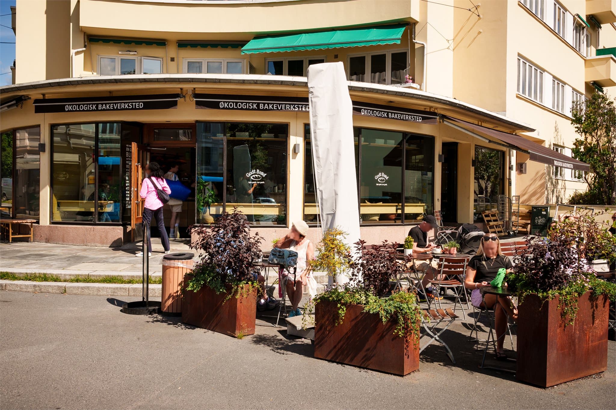 Nærmiljøet byr på et rikt utvalg av kafeer, restauranter og spesialforretninger som Godt Brød.