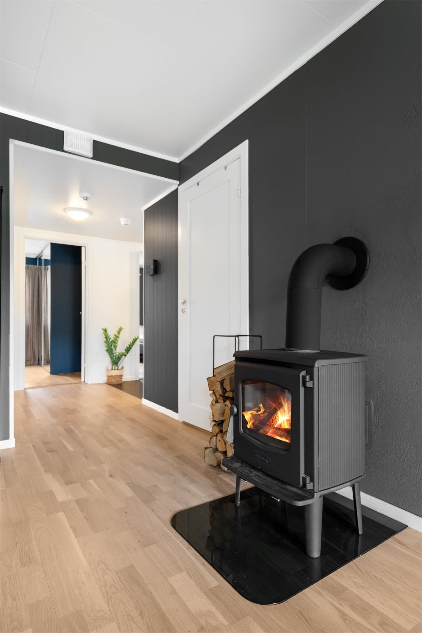 Vedovn på stuen - god plass til ved i uteboden