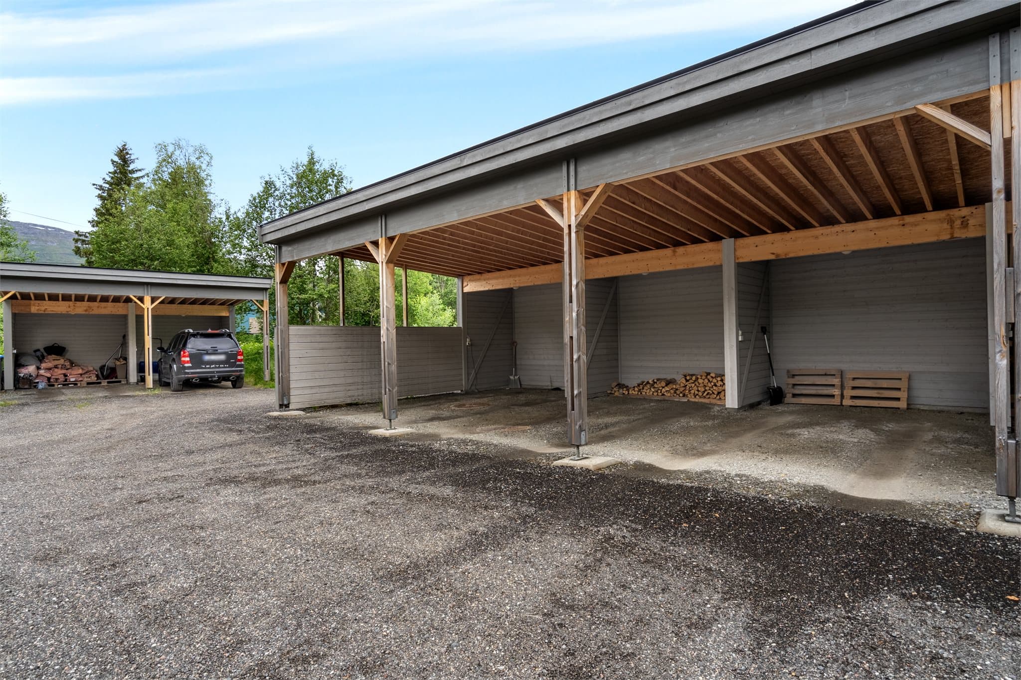Leiligheten har parkeringsplass i carport