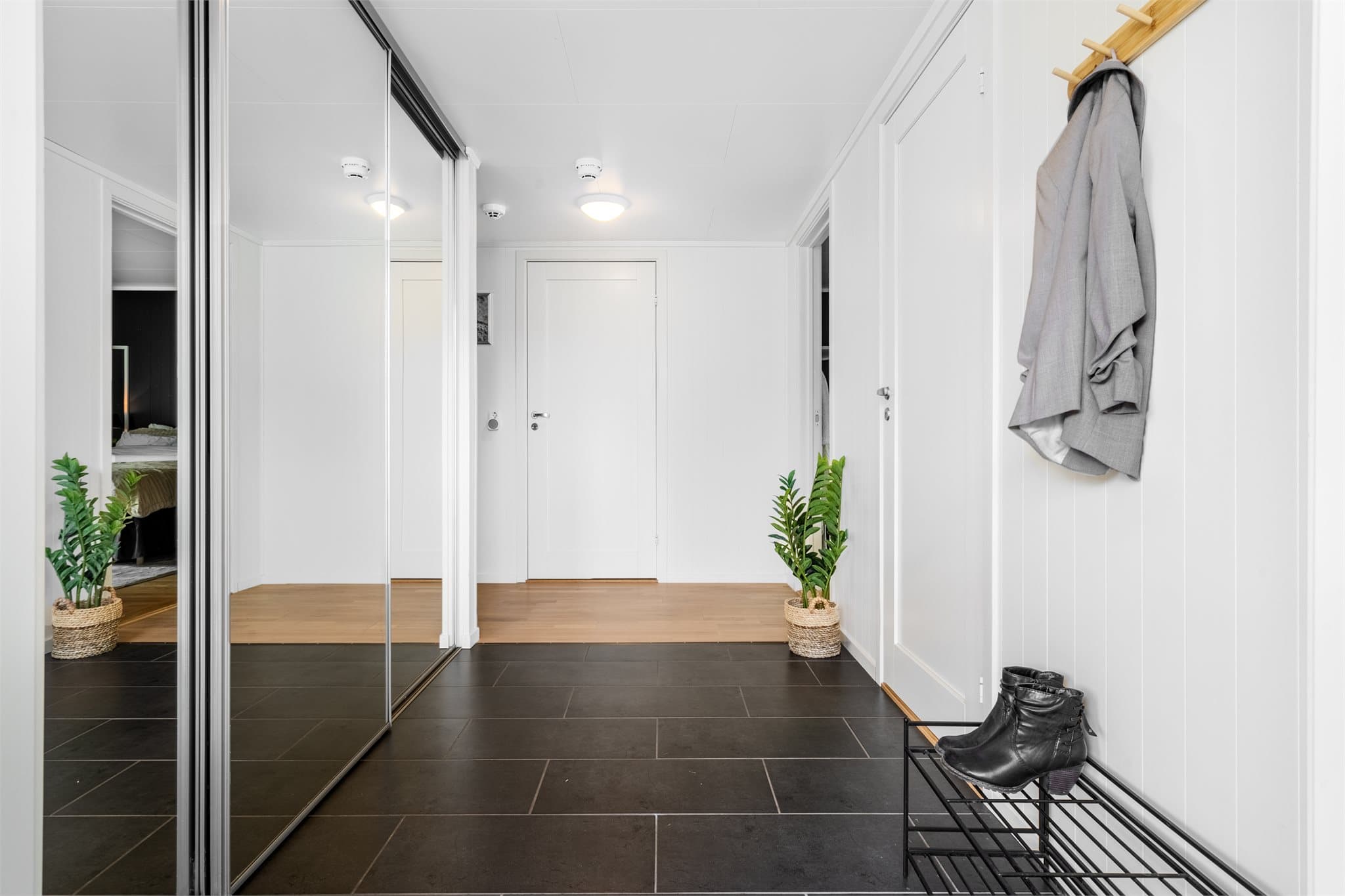 Romslig gang med gulvvarme og stor skyvedørsgarderobe med speil