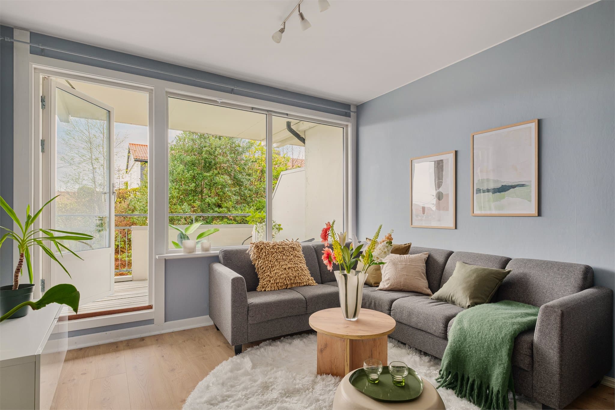 - Leiligheten har et BRA-i på 65m² og inneholder gang, bad, kjøkken, stue og 2 soverom -
