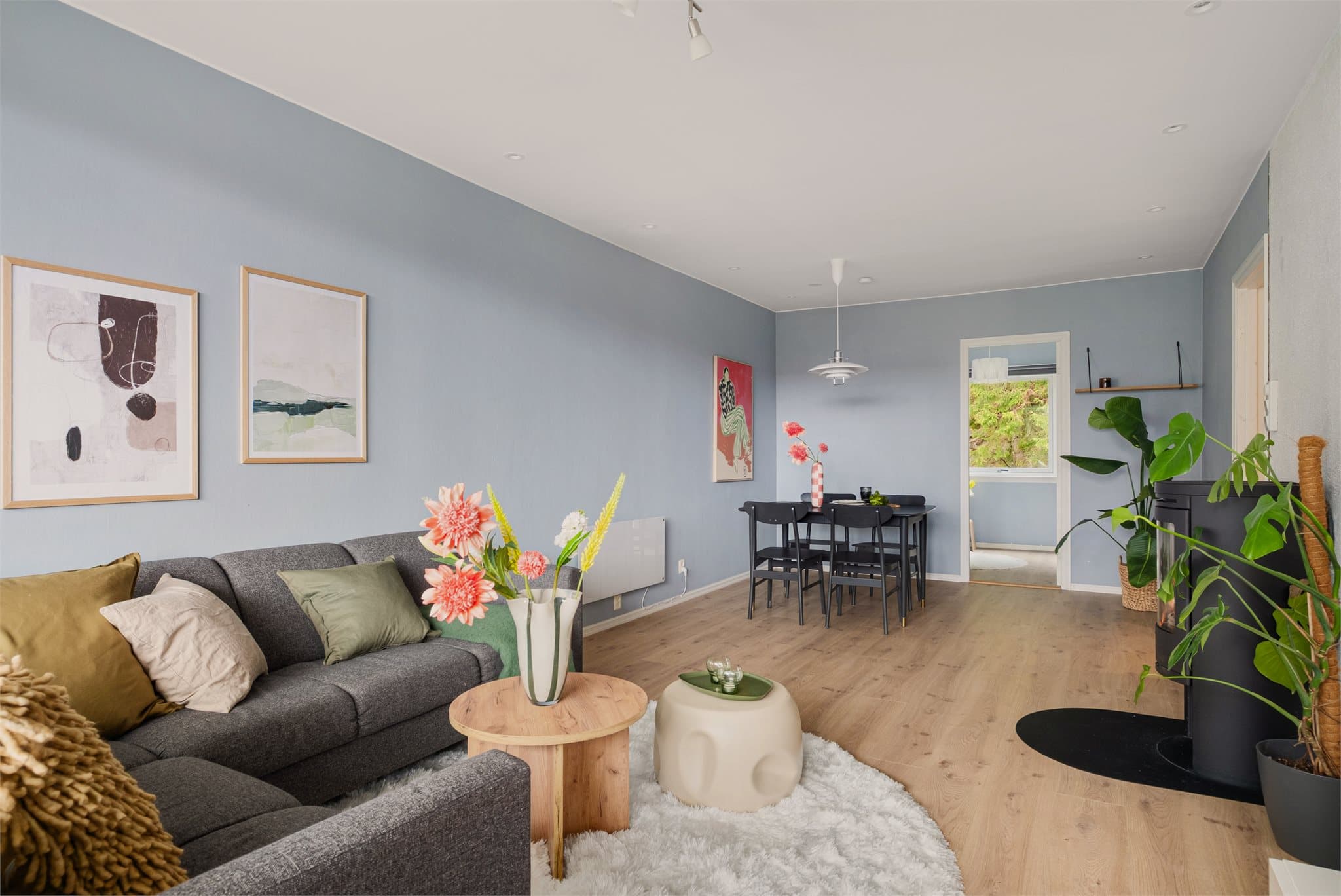 - Stuens utforming gjør det enkelt å innrede med sofa- og spisegruppe i hver sin naturlige sone -