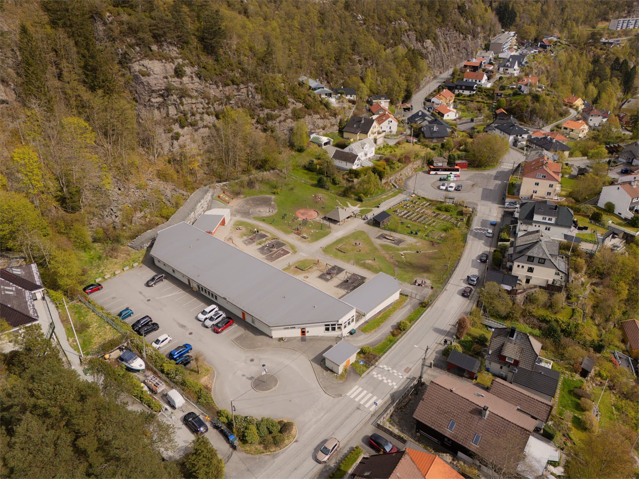 - Fra boligen er det gangavstand til både barnehager, skoler og til Handelshøyskolen. Flere store studieinstitusjoner ligger kun en busstur unna! -