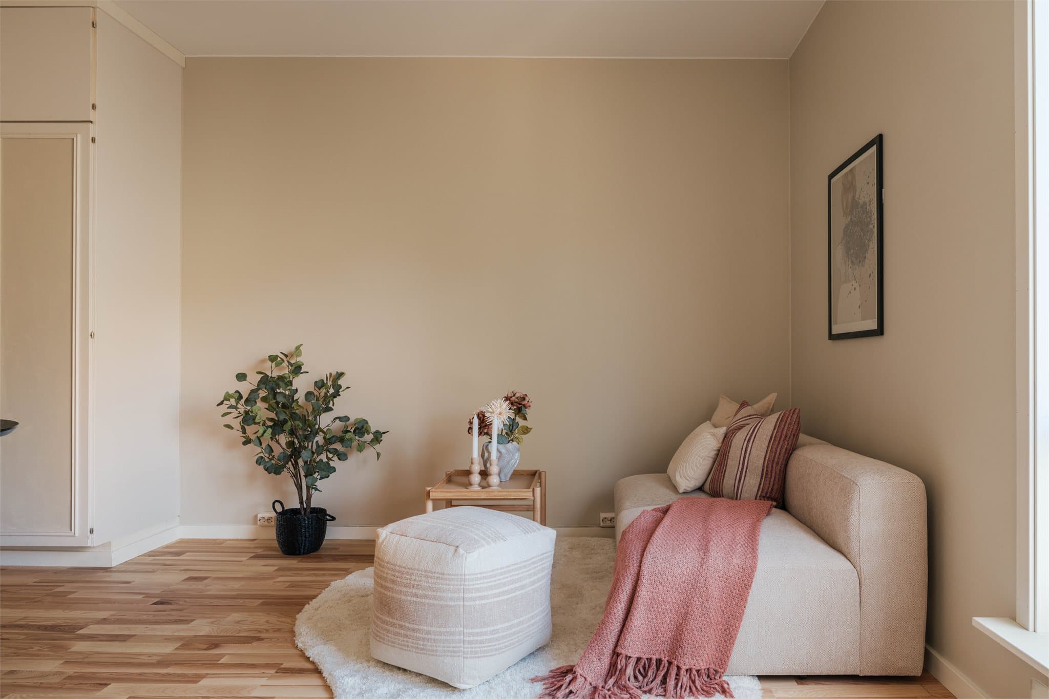 Alle overflater, inkludert vegger, tak og lister, ble malt i 2026 i lyse fargetoner. Parkettgulvet ble lagt i 2026.