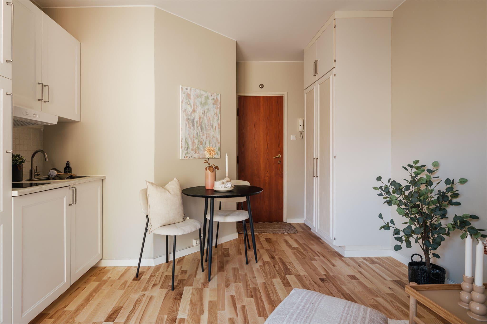 En smart entrésone med plassbygd garderobeskap gir god oppbevaring.