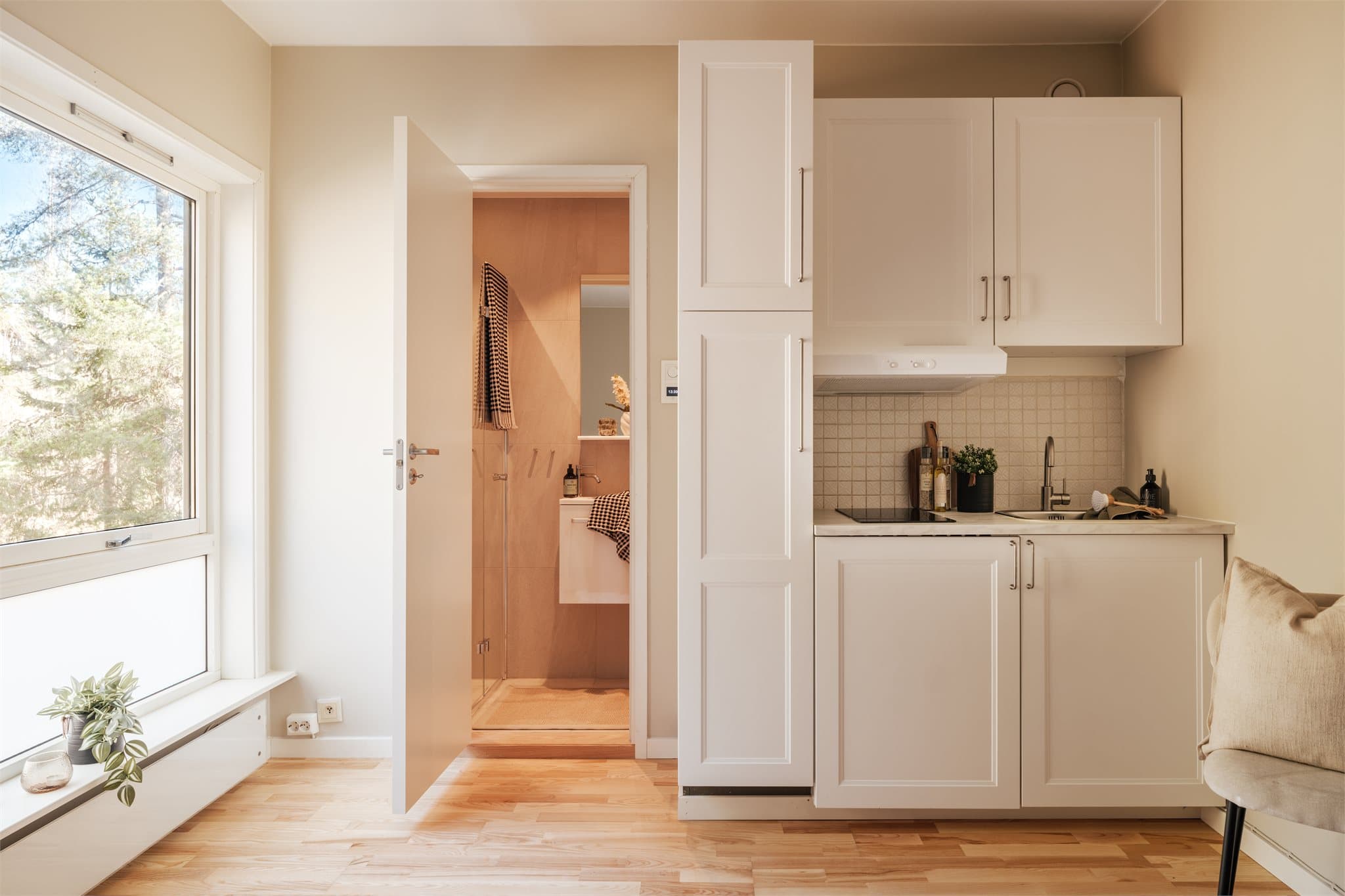 Fra oppholdsrommet er det direkte adkomst til et moderne bad.