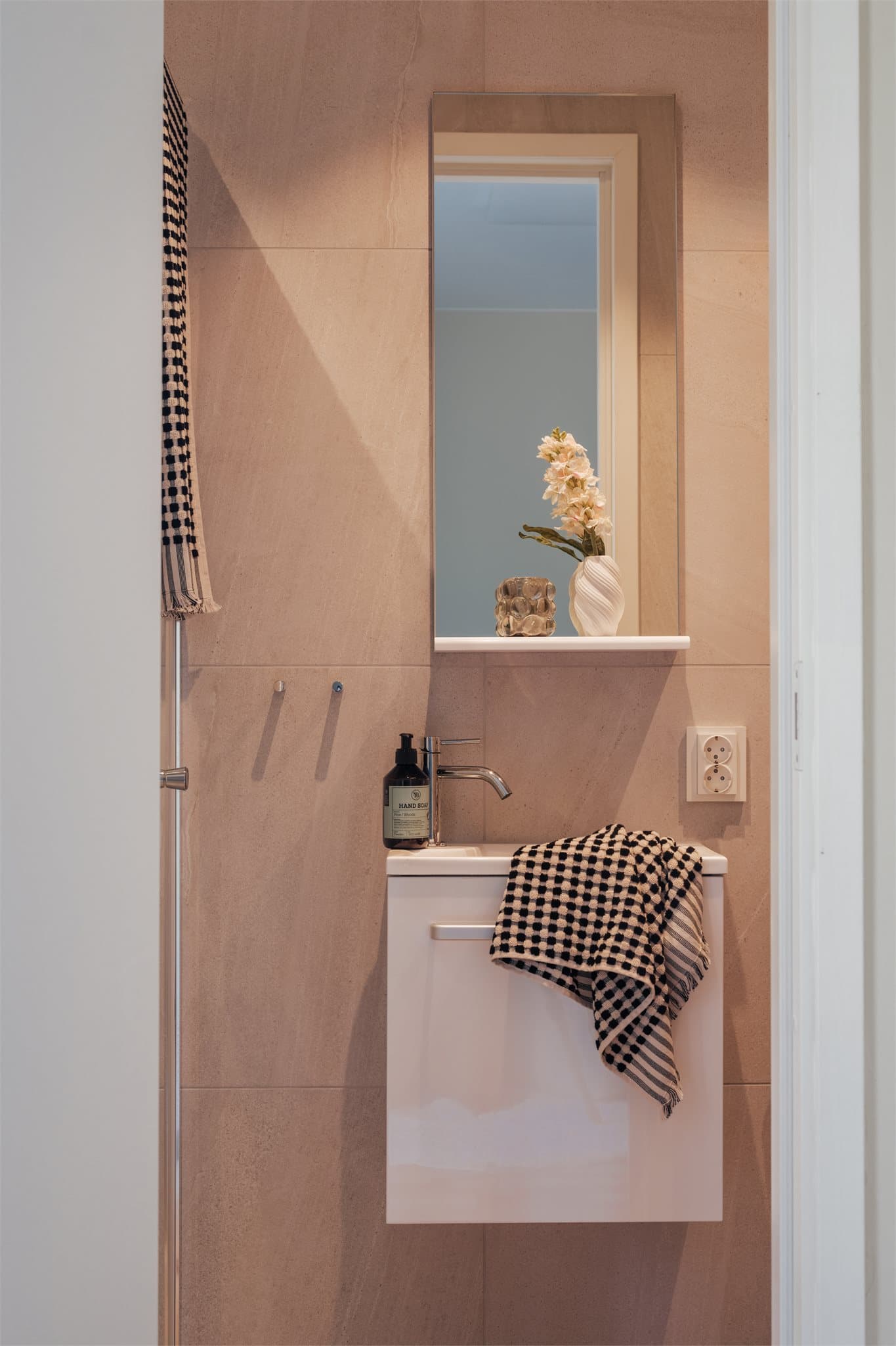 Badet ble oppgradert i 2025 med elegante fliser og behagelig gulvvarme.