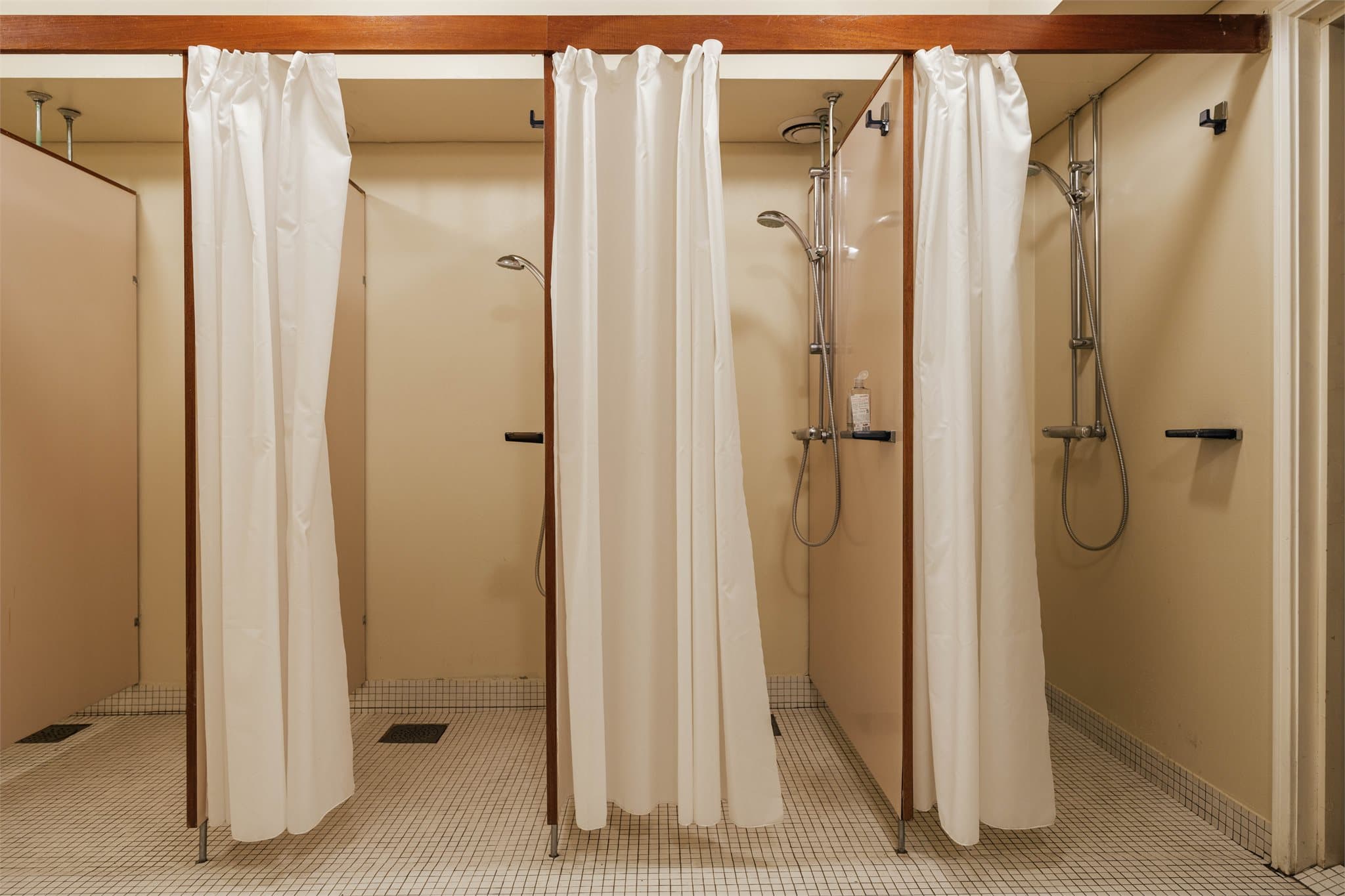 I tilknytning til svømmehallen og badstuen finnes det felles dusjanlegg.