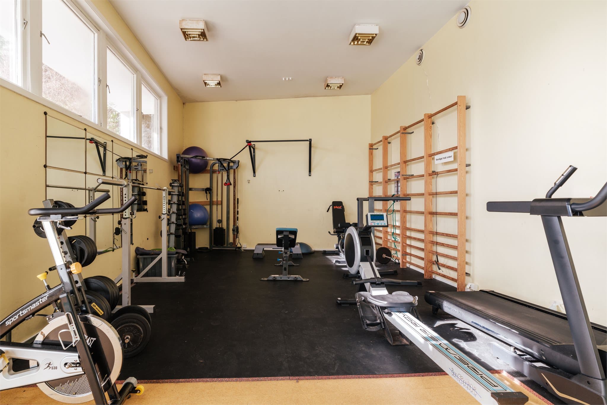Treningsrommet har utstyr for både styrke- og kondisjonstrening.