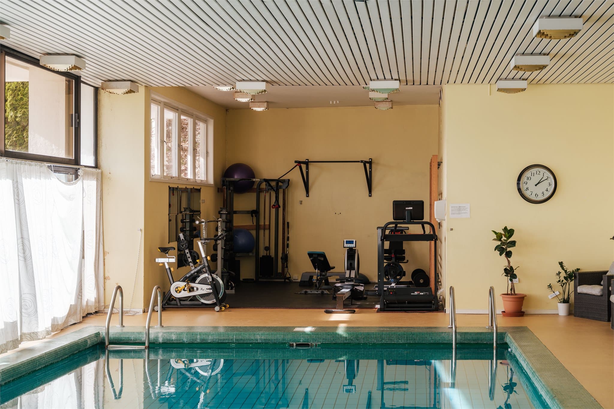 Treningsrommet ligger praktisk til i direkte tilknytning til svømmebassenget.