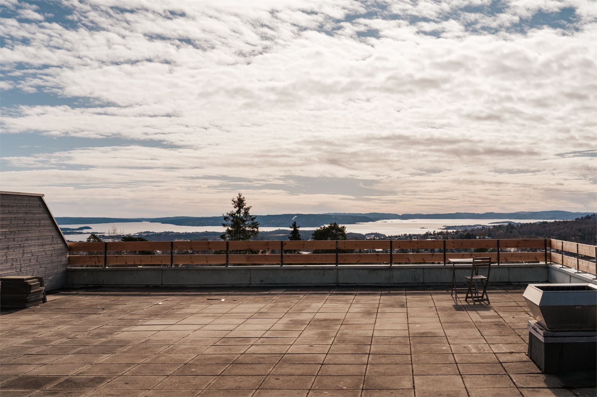 Den store, felles takterrassen har god plass for å nyte solrike sommerdager.