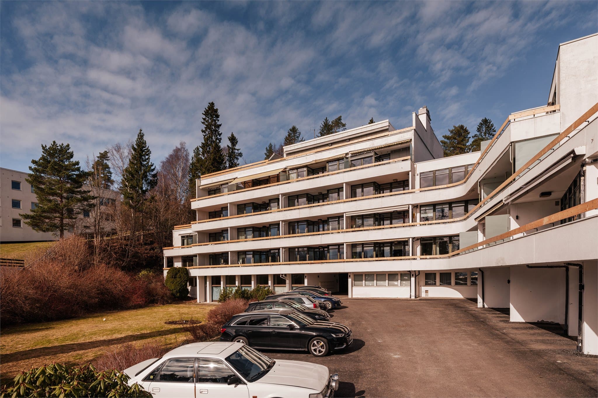 Det er parkering foran bygget og i bakgården, med mulighet for garasjeplass via venteliste.