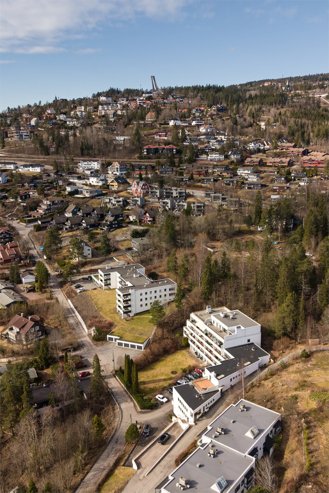Eiendommen ligger høyt og fritt til i et veletablert og ettertraktet boligområde.