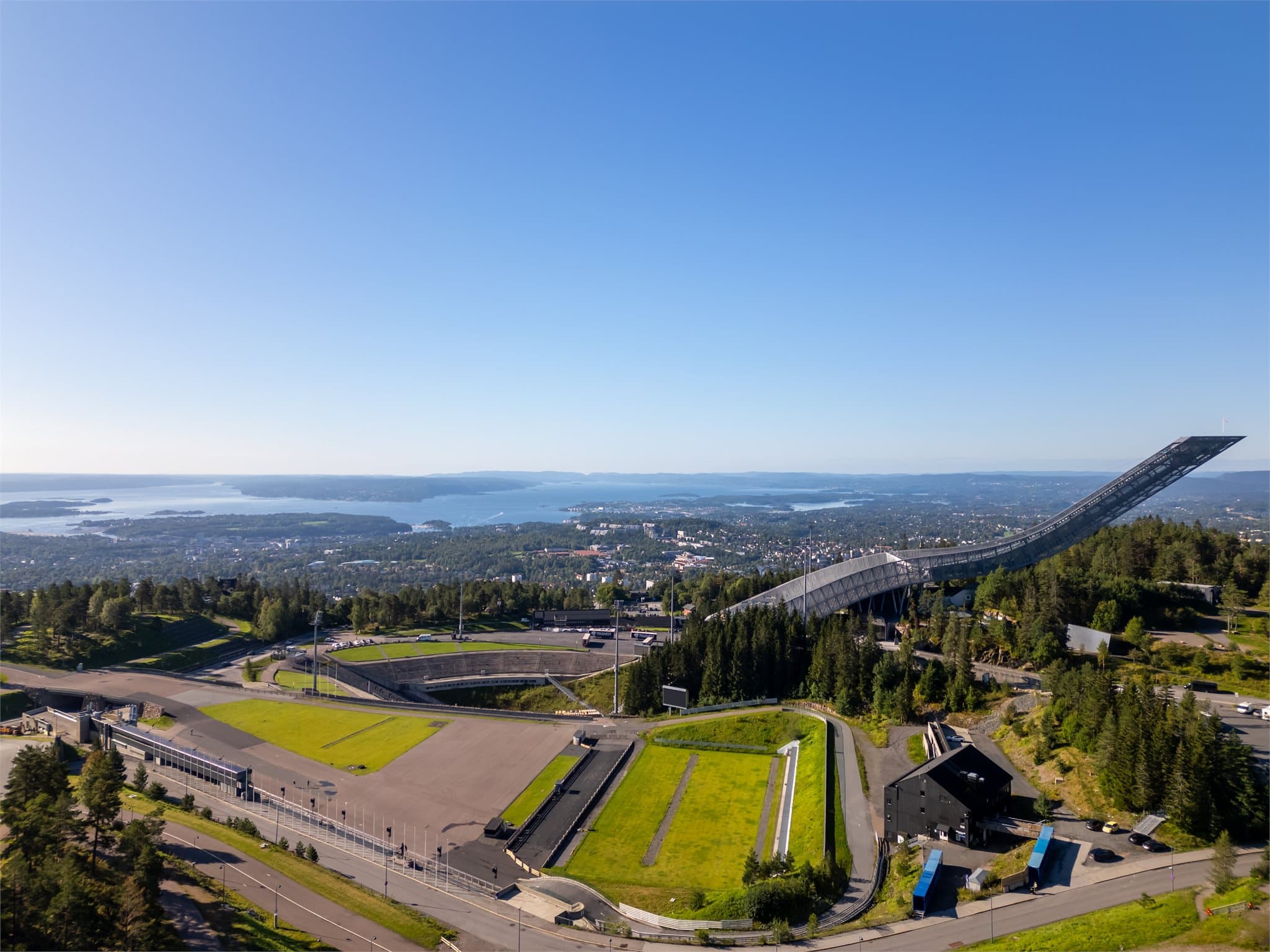 Holmenkollanlegget og Tryvann skisenter er kun en kort kjøretur unna.