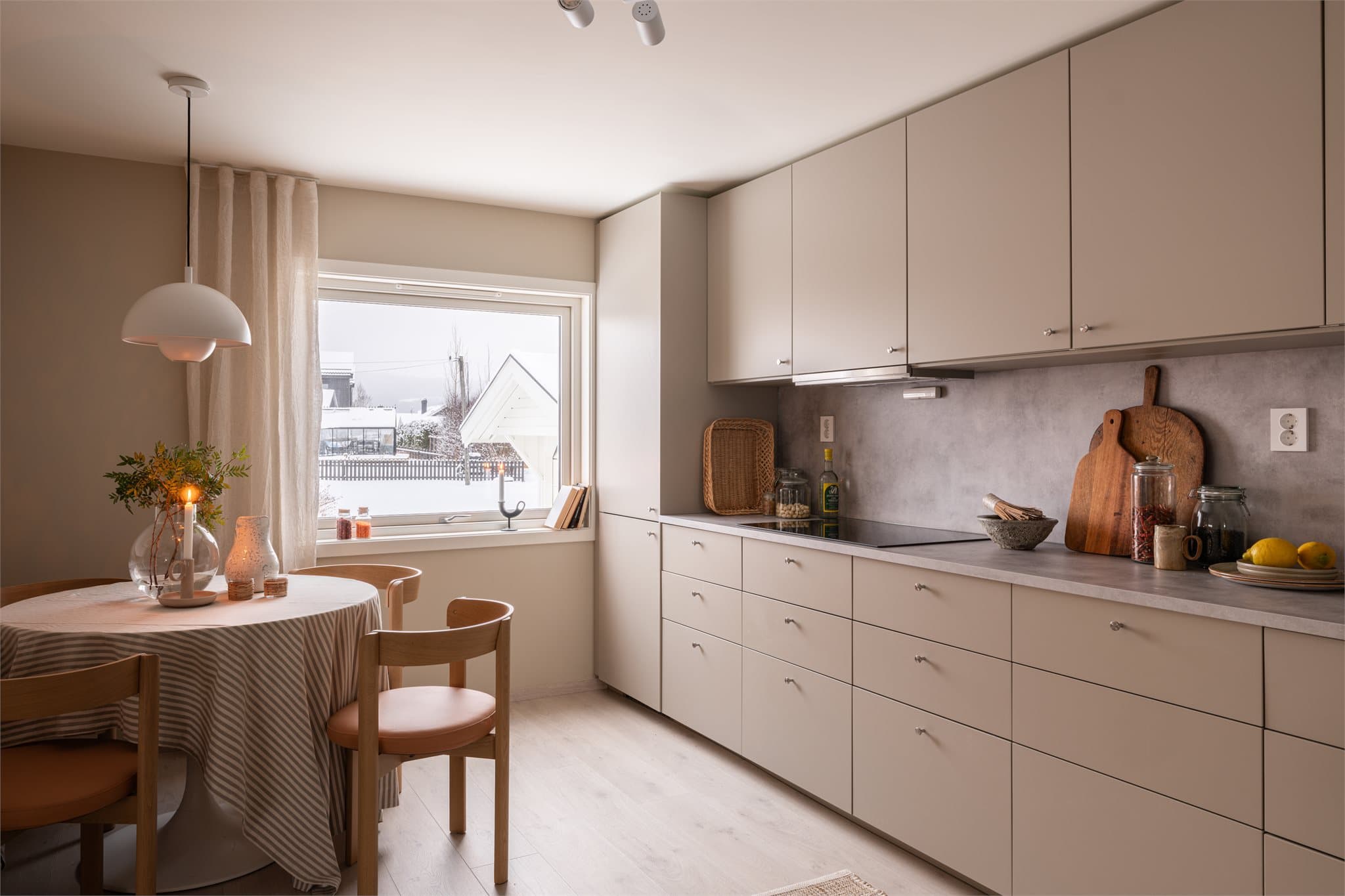 Mot kjøkkenvinduet er det god plass til et frokostbord.