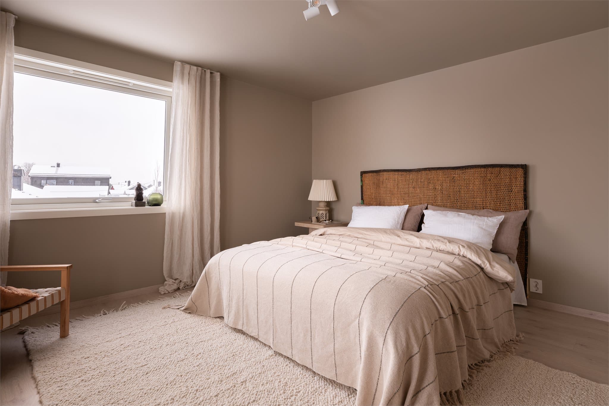 Hovedsoverommet gir god plass til dobbeltseng, nattbord og garderobe.