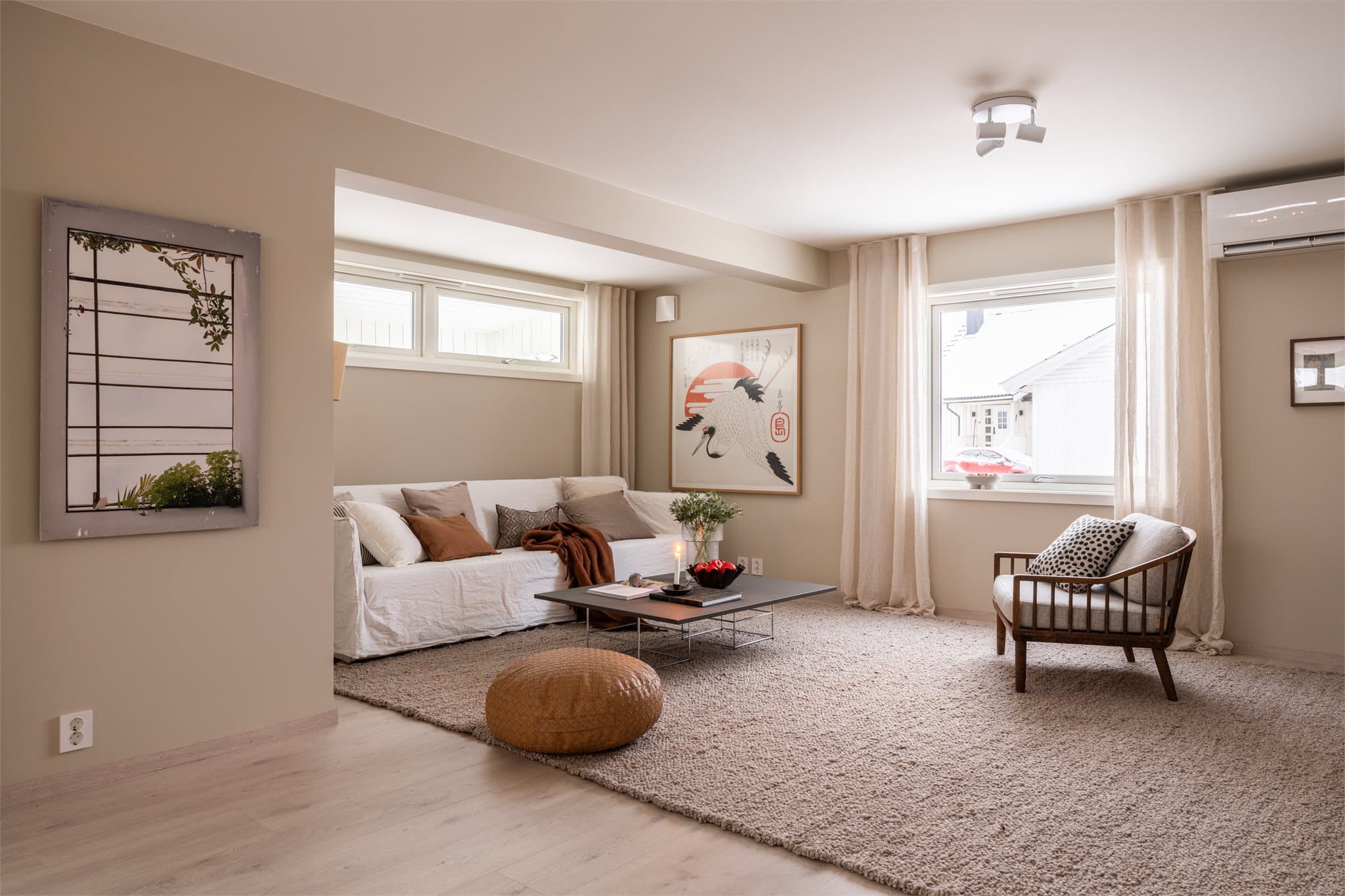 Stuen ligger direkte tilknyttet kjøkkenet og har ellers adkomst via gangen.