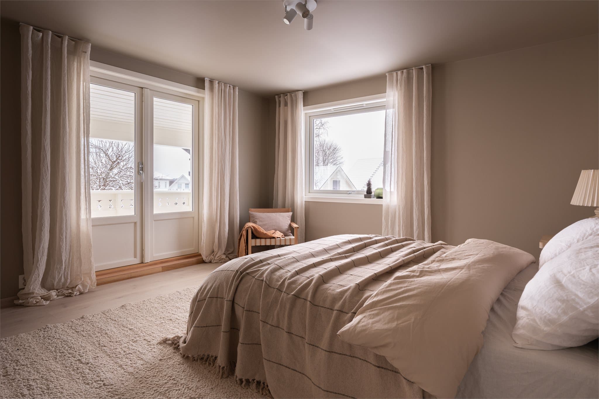 Hovedsoverommet er ekstra stort med utgang til balkong.