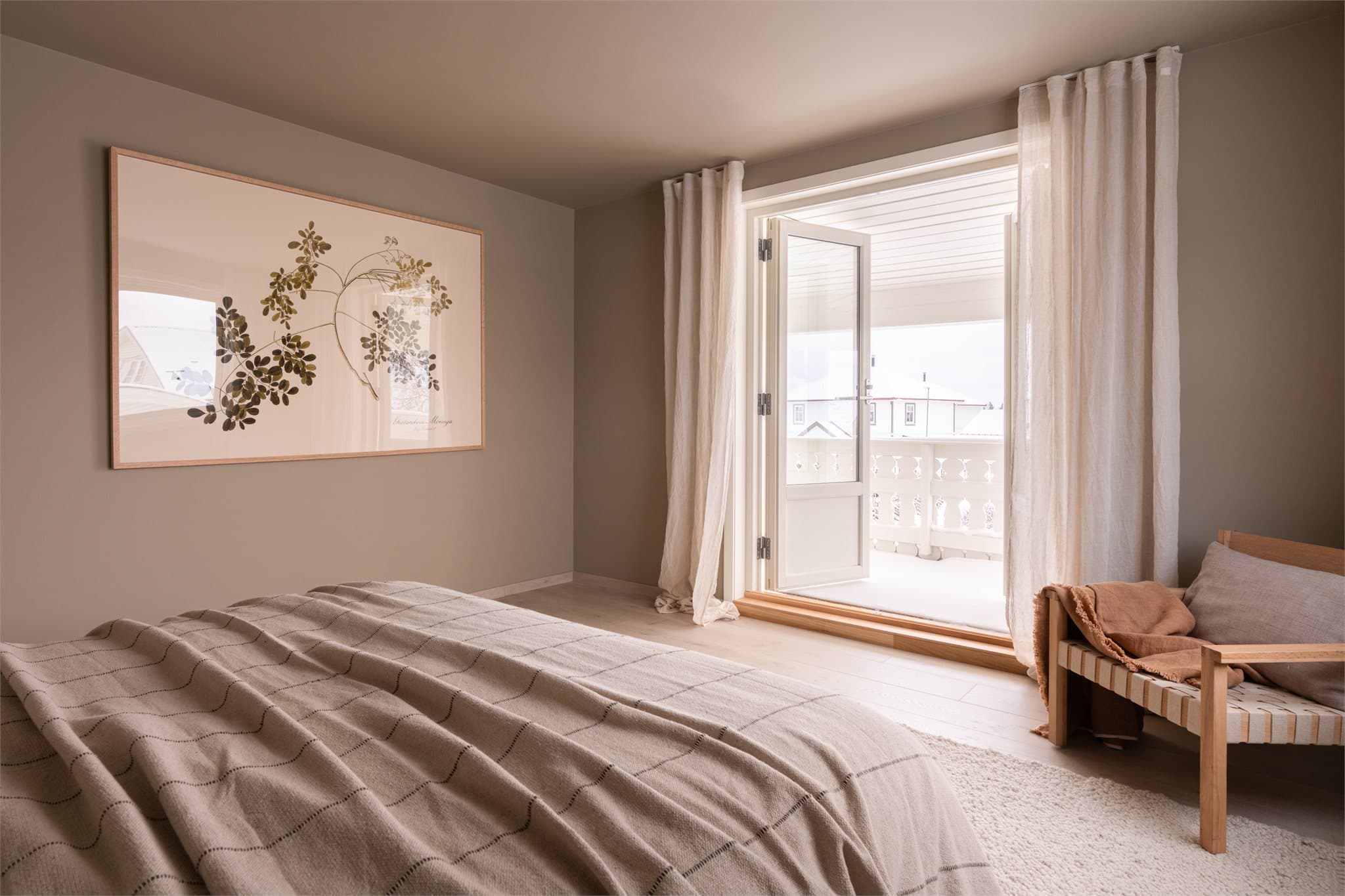 Luftig og lyst hovedsoverom med to-fløyet dør mot egen balkong.