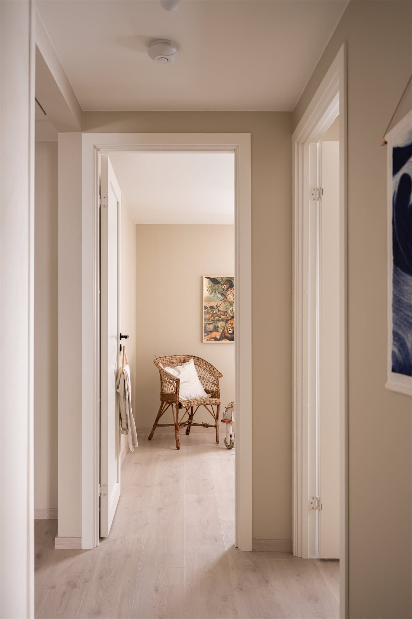 Alle rommene har adkomst via nye, massive dører med trendy, sorte dørvridere.