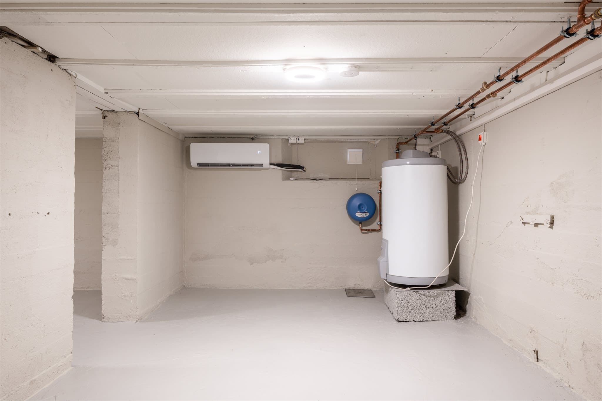 Kjelleren fikk ny varmepumpe i 2025 og nye klaffventiler for bedre ventilasjon.