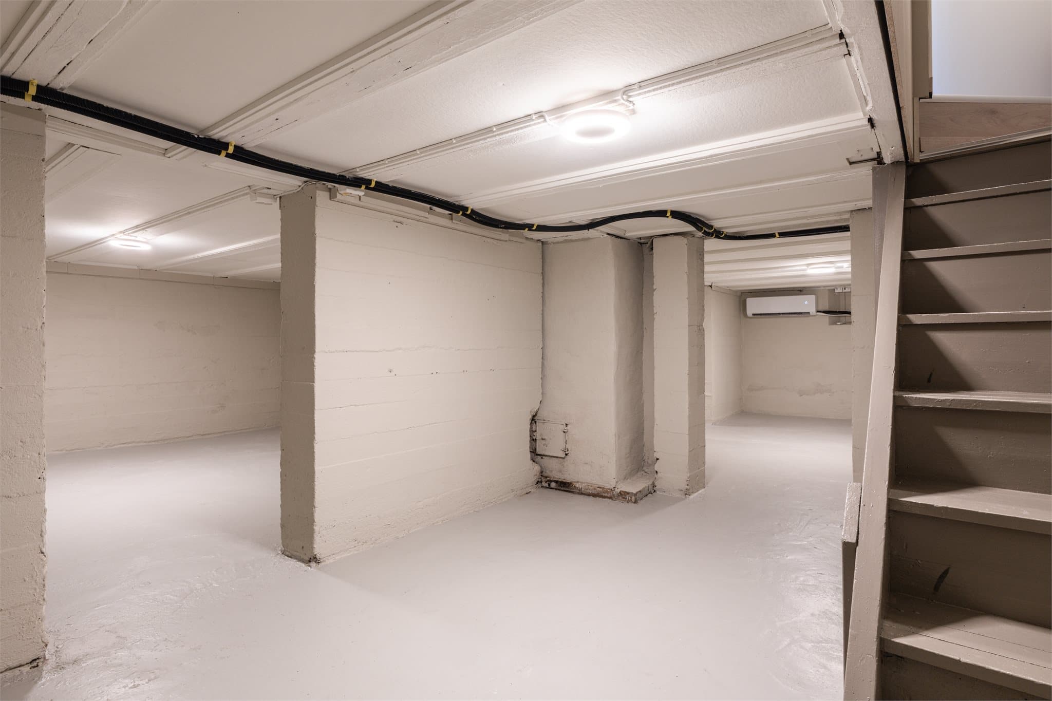 Boligen har en kjeller på ca. 59 kvm og takhøyde på ca. 1,7 meter.