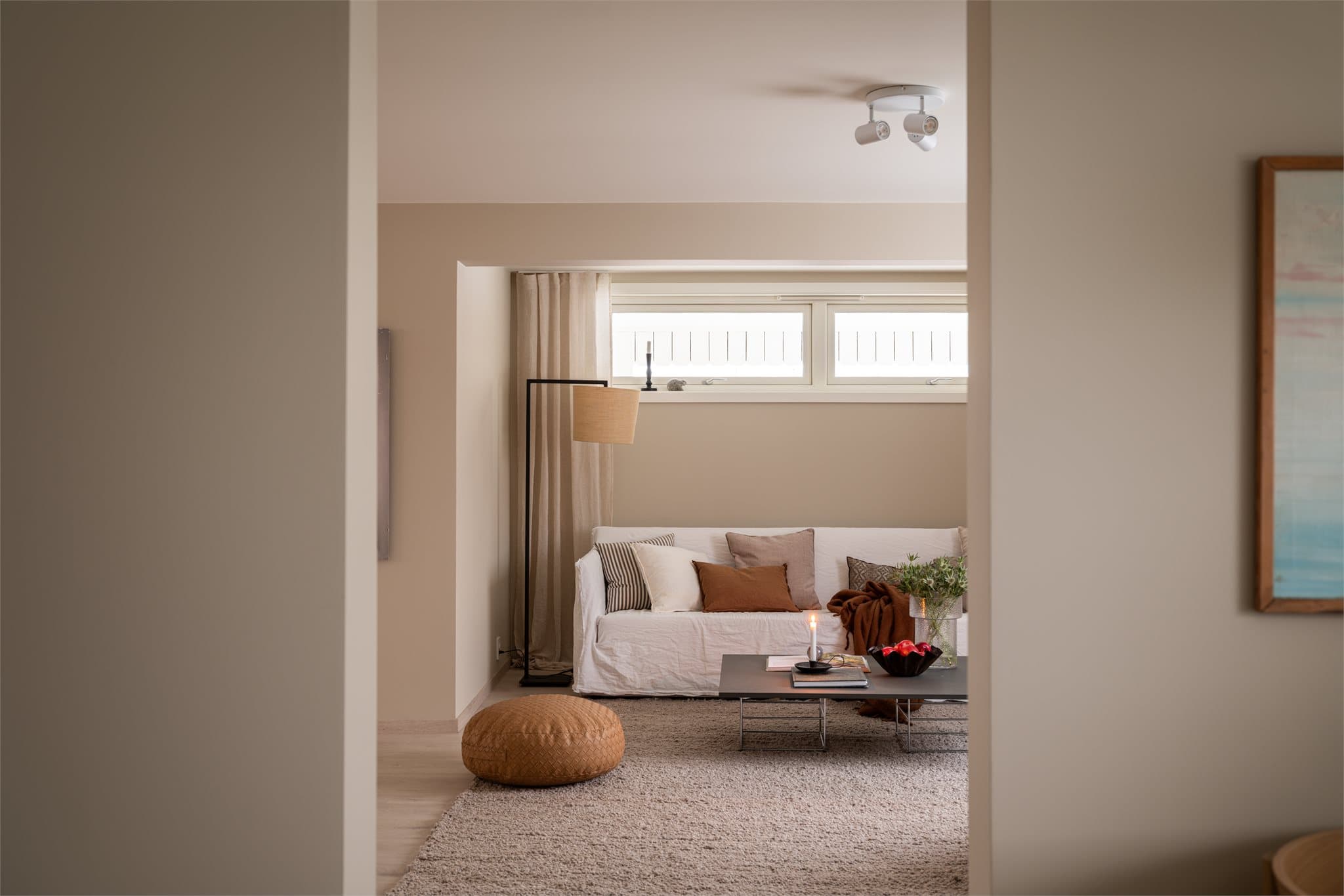 Stuen ligger i flukt med kjøkkenet, noe som gir god kontakt mellom rommene.