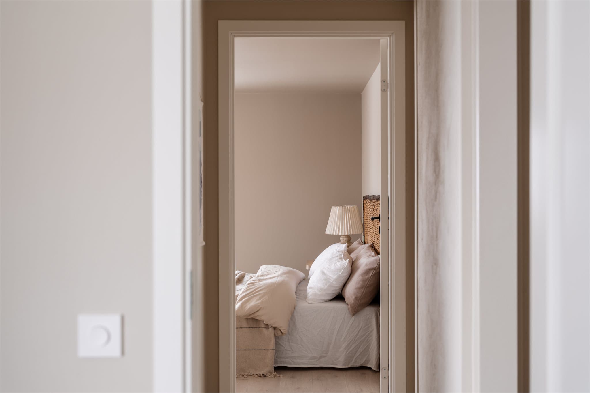 I andre etasje finner vi fire soverom og et moderne bad fra 2025.