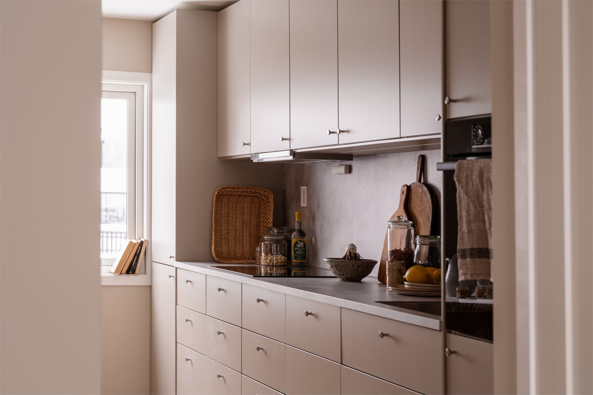 Innredningen byr på god arbeidsflyt langs benkeplate i laminat.