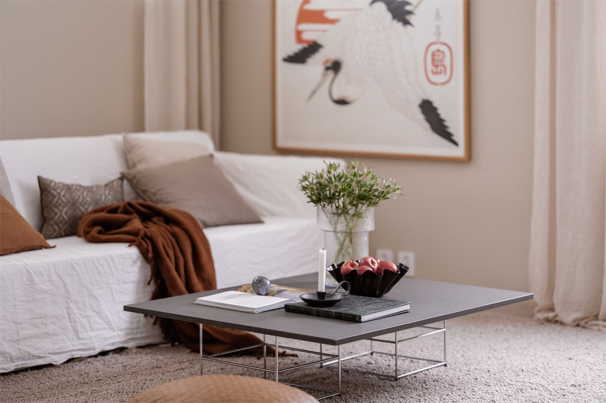 Det er god plass til både spisestue og tv-lounge i den romslige stuen.