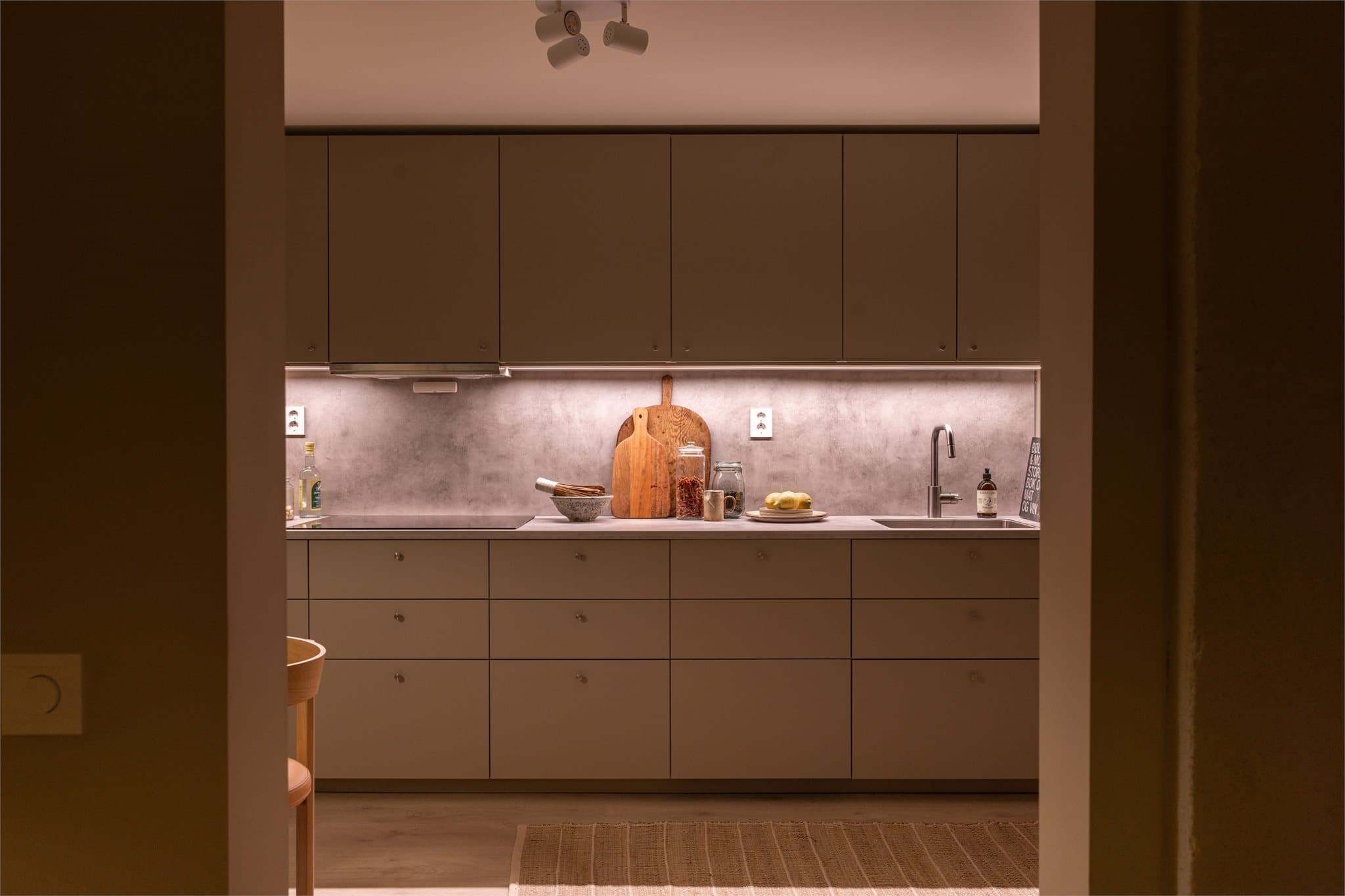 Kjøkkenet ligger i eget rom med spiseplass og lekker innredning fra 2025.