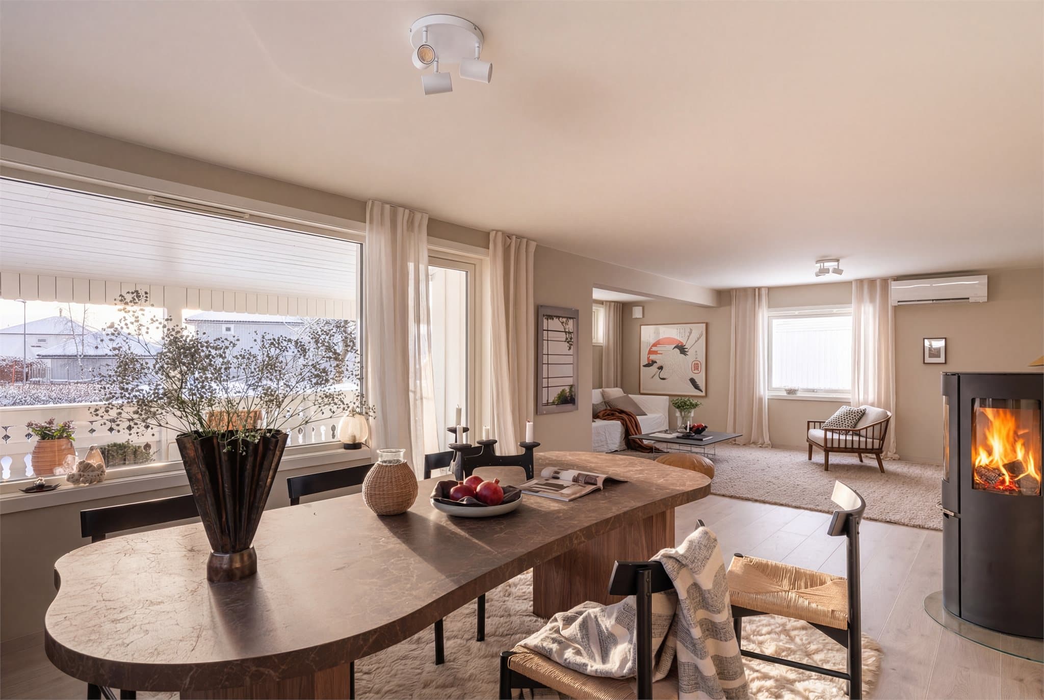 Stuen er luftig og lys med to møbleringsvennlige soner.