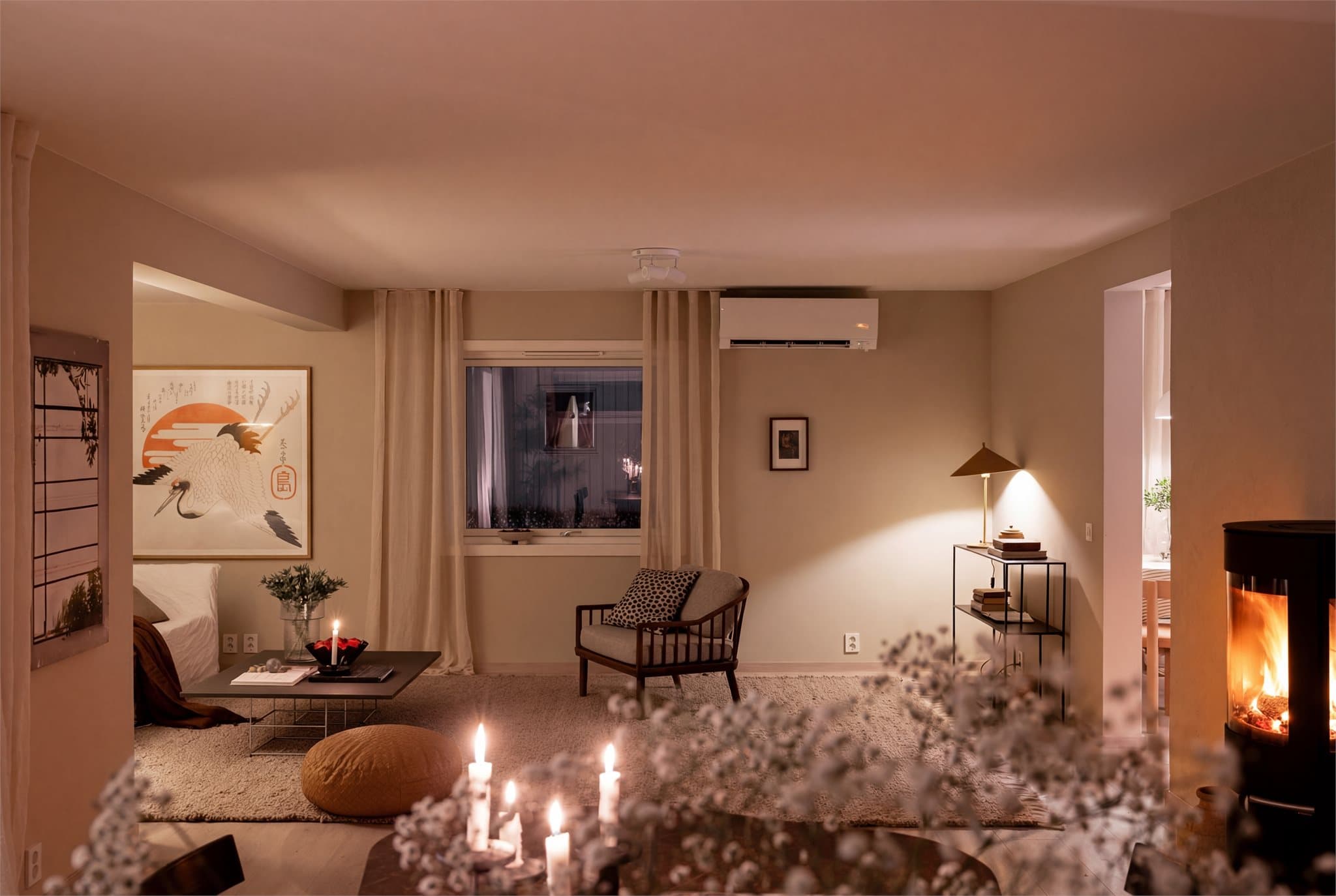 Fargevalget er gjennomført med veggflater malt i en delikat beigetone.