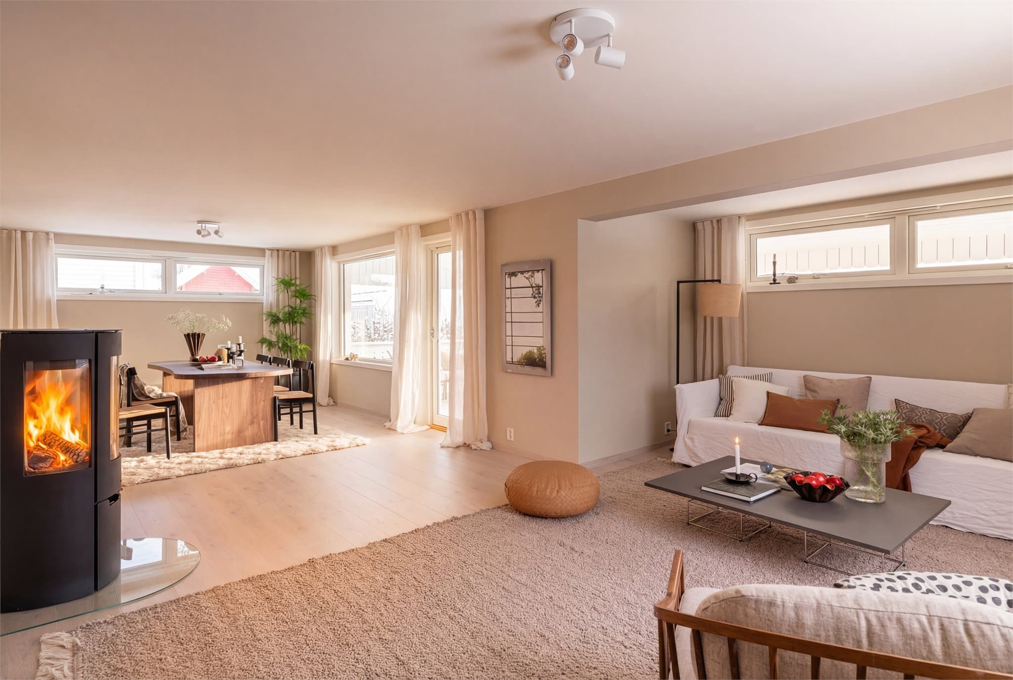 Gode vindusflater gir dagslys fra tre sider, samt utgang til sydøstvendt terrasse.