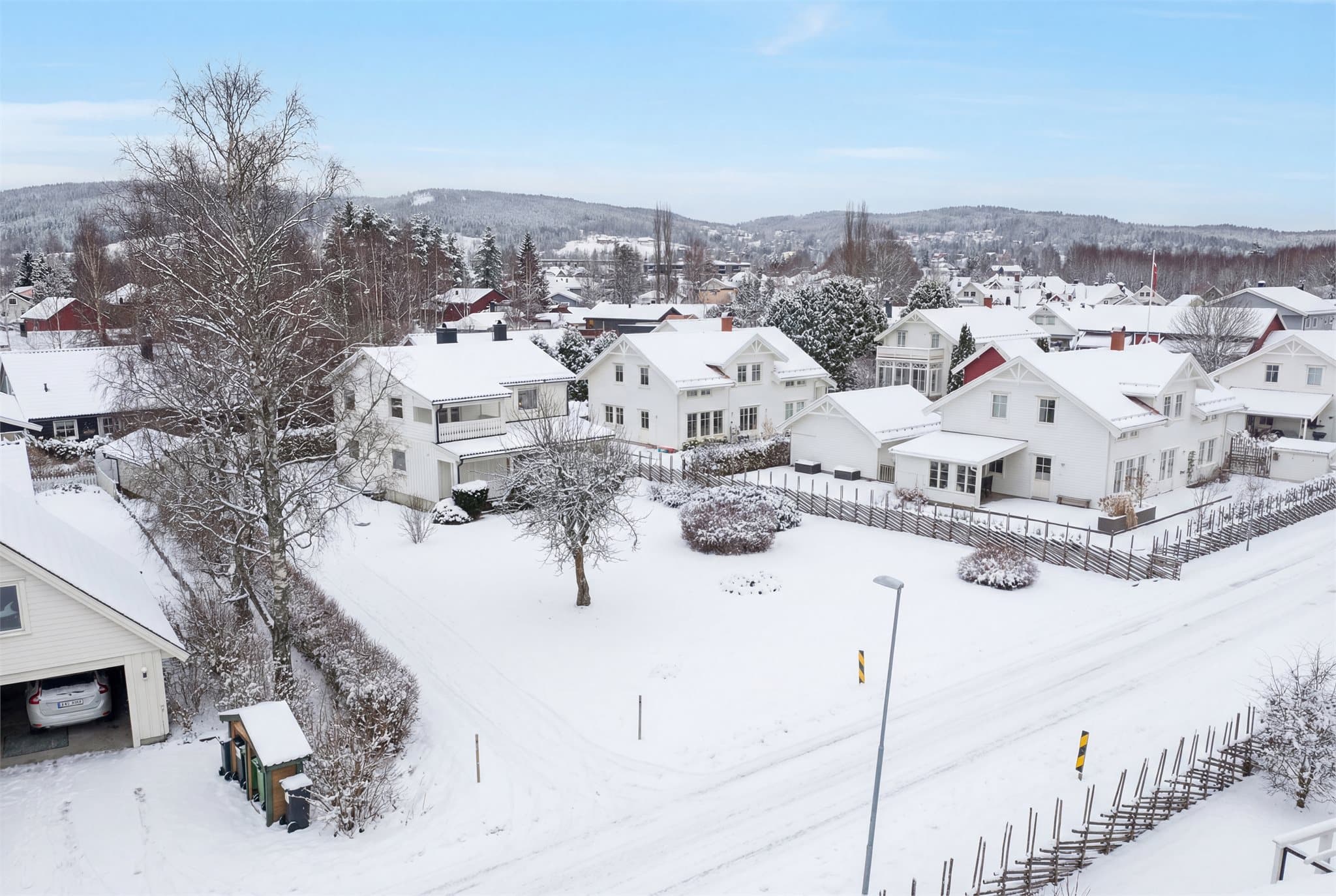 Eiendommen ligger i et veletablert og barnevennlig boligområde på Maura.