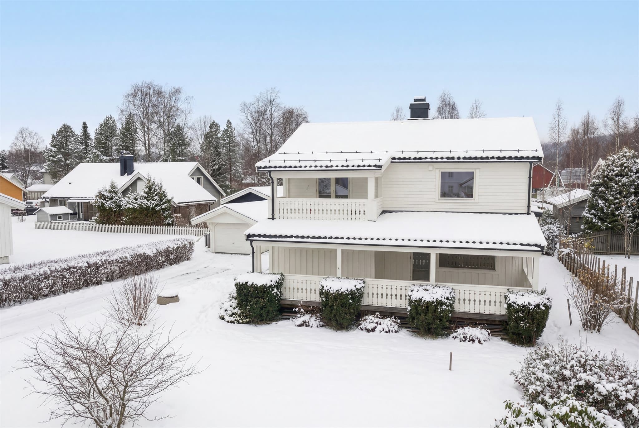 Boligen har sydøstvendt balkong og terrasse, samt hage med plen.