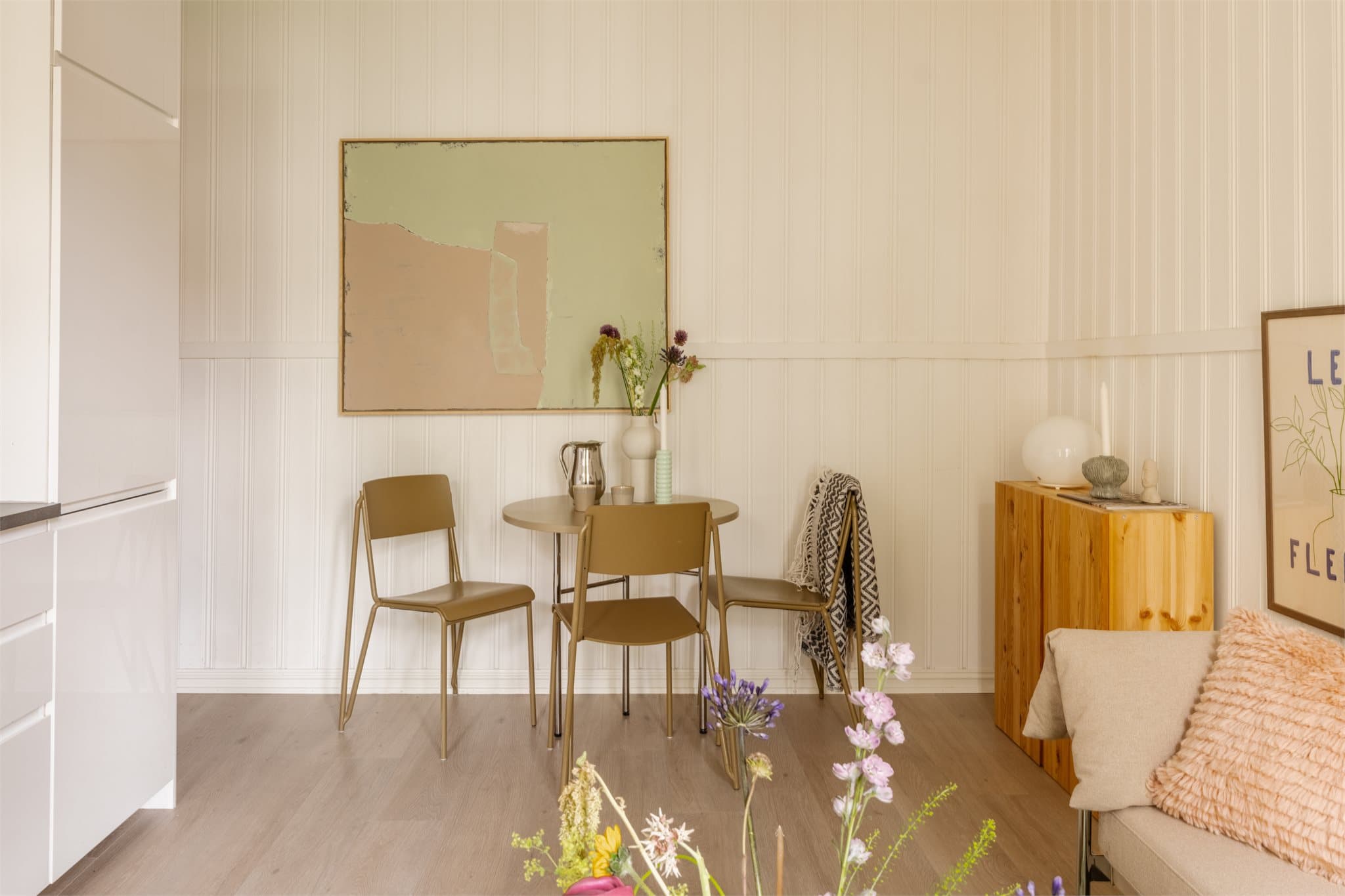 Leiligheten har en lys og moderne finish som er enkel å innrede etter ønske og behov.