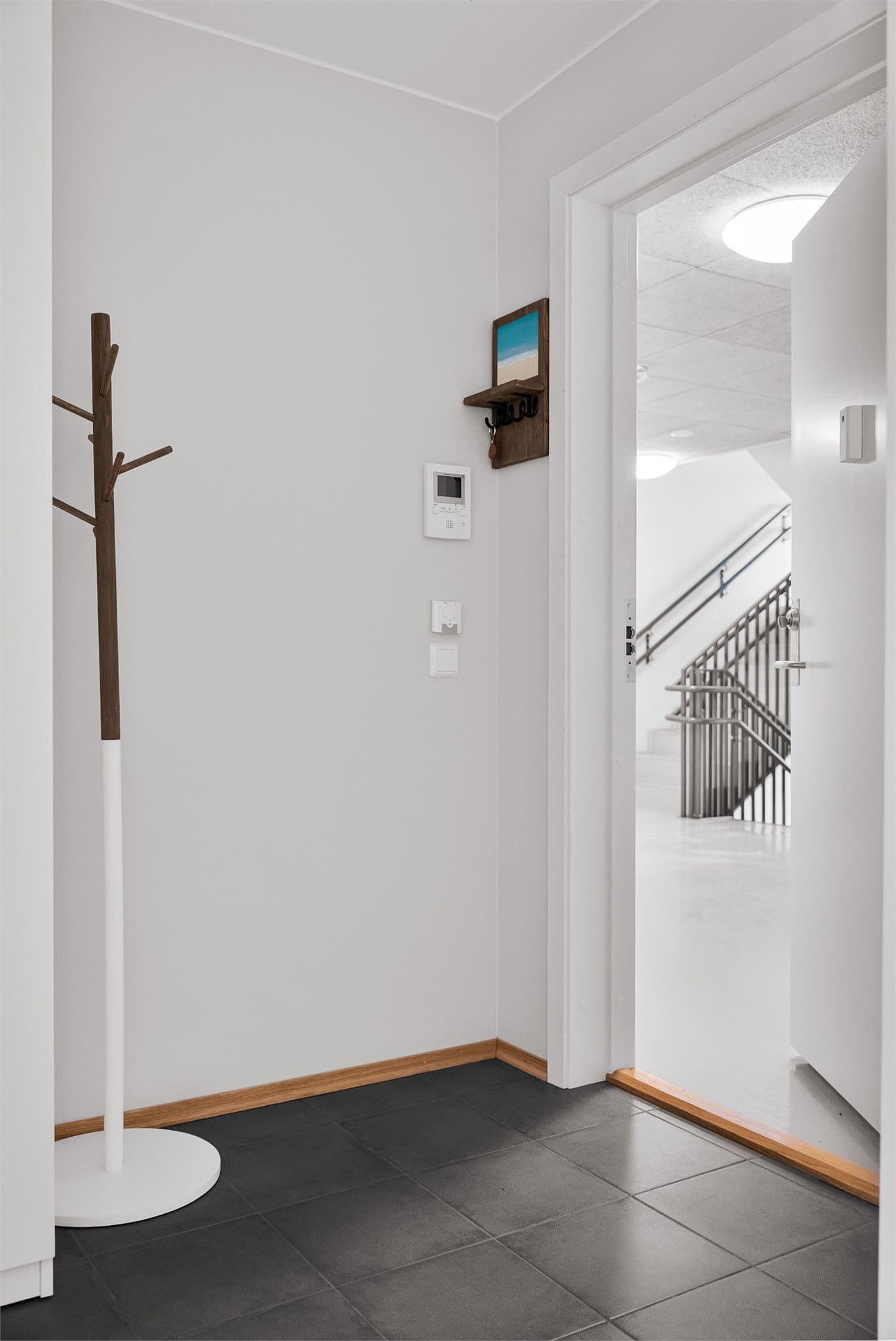 Flislagt entré med gulvvarme og god oppbevaringsplass.