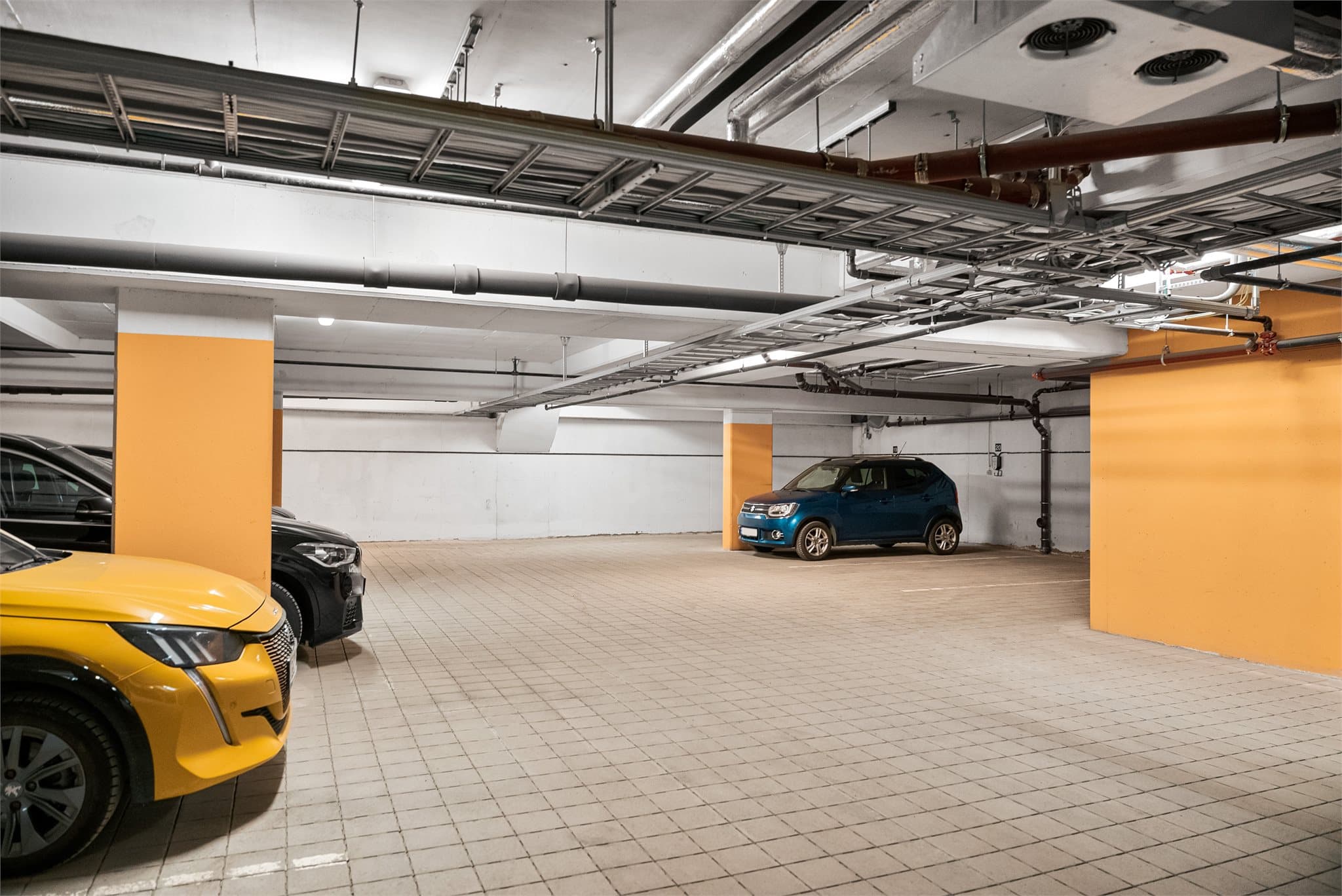 Det medfølger parkeringsplass i p-kjeller.