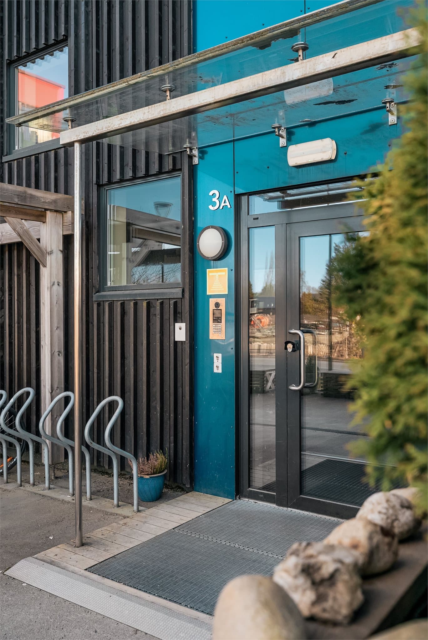 Trivelig inngangsparti med tilgjengelig sykkelparkering. Enkel adkomst via heis fra felles gang til 6. etasje.