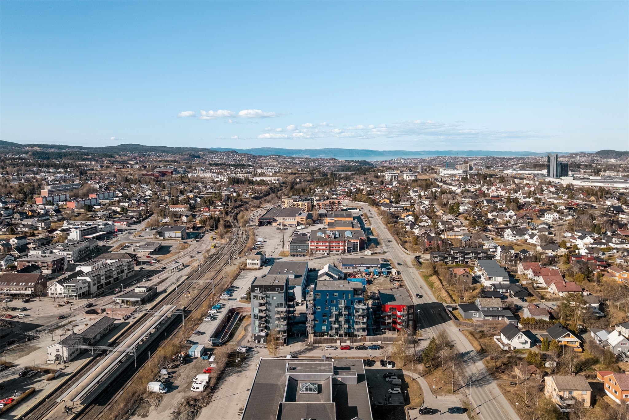 I nærheten finnes både tog- og bussholdeplass, med et godt utbygd kollektivtilbud. Det er hyppige avganger til Trondheim sentrum og omegn.