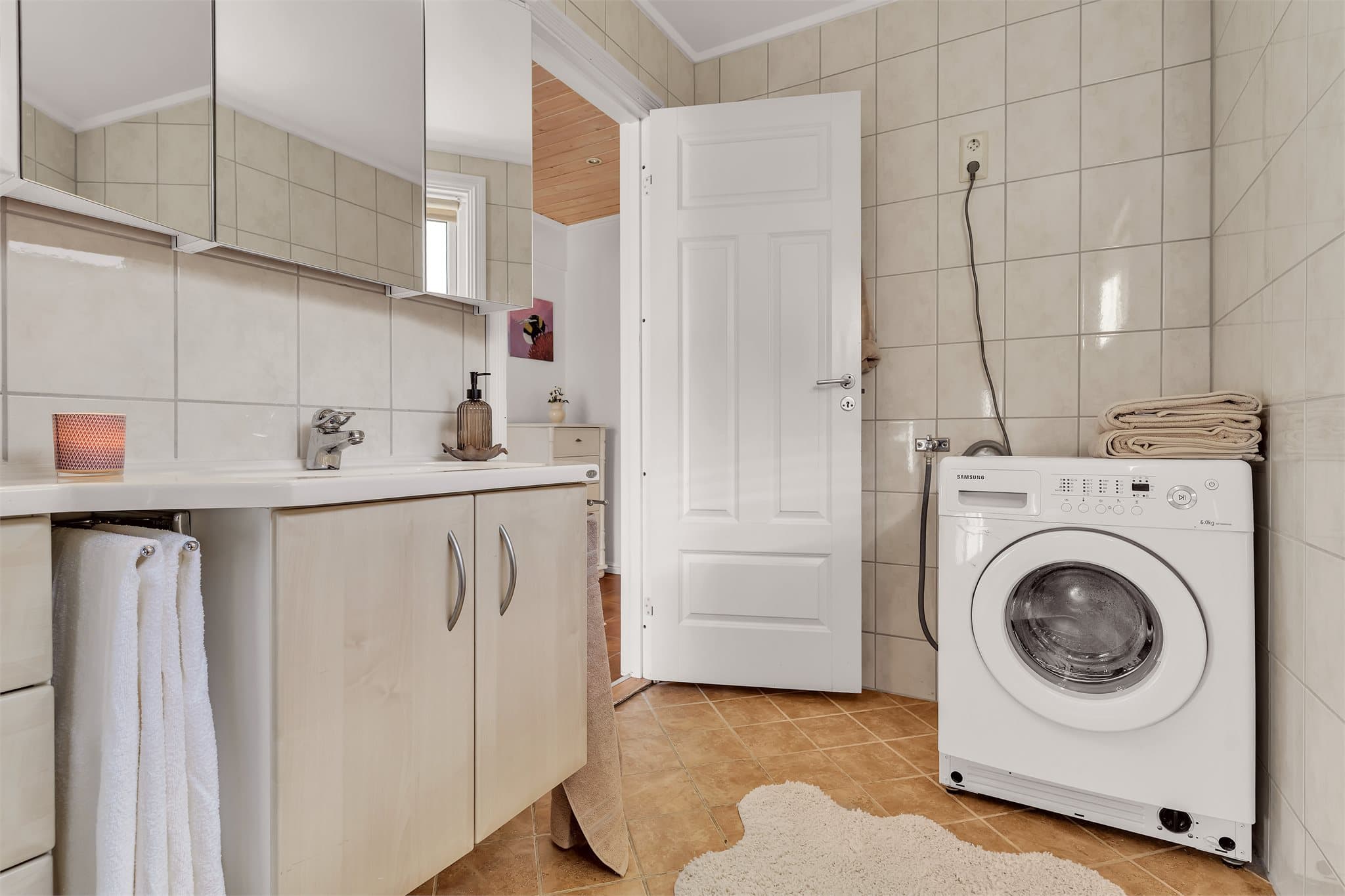Heldekkende servant med underskap og praktisk opplegg for vaskemaskin.
